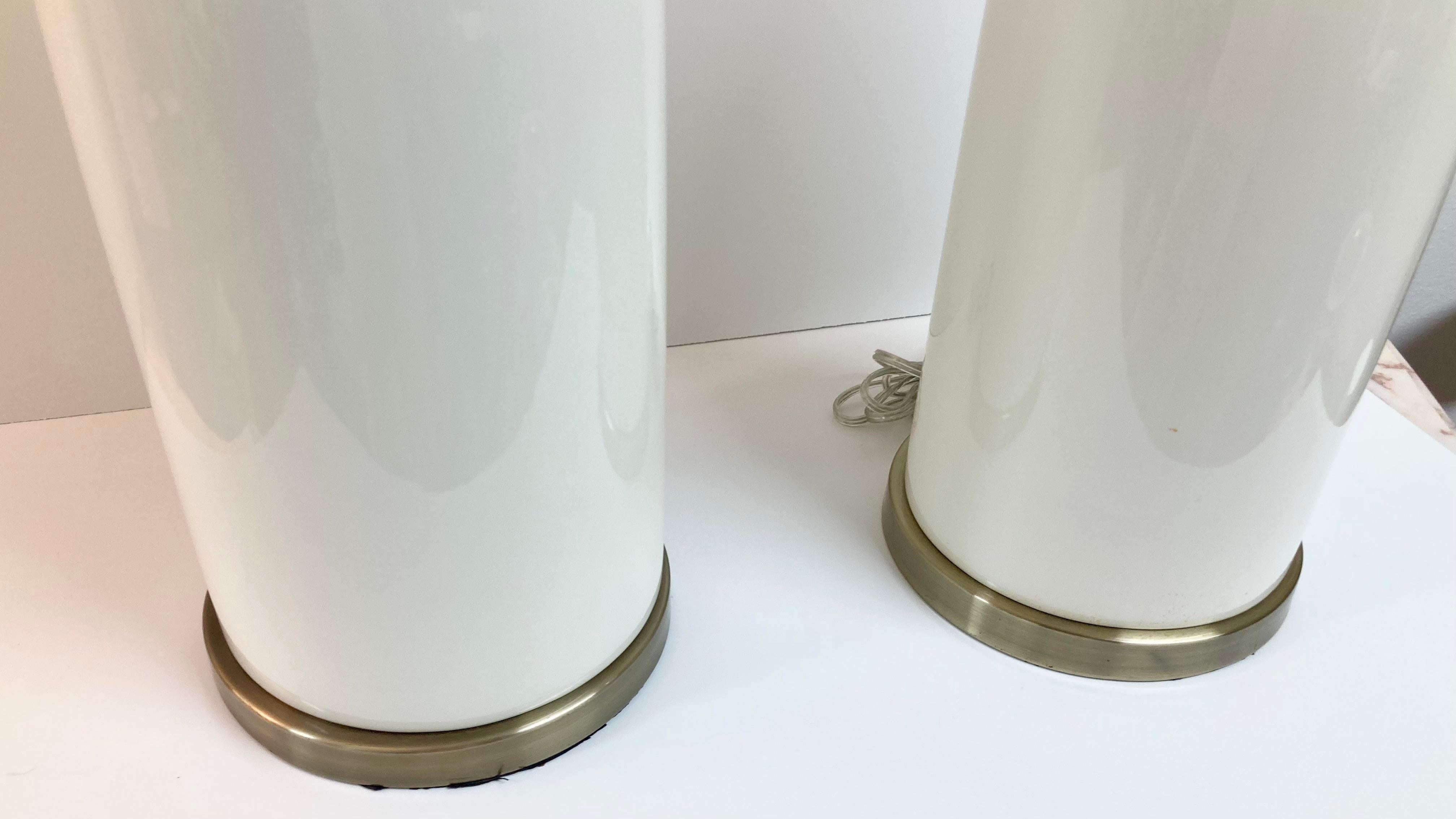 Paire de lampes de table du milieu du siècle en forme de bouteille en poterie émaillée blanche en vente 5
