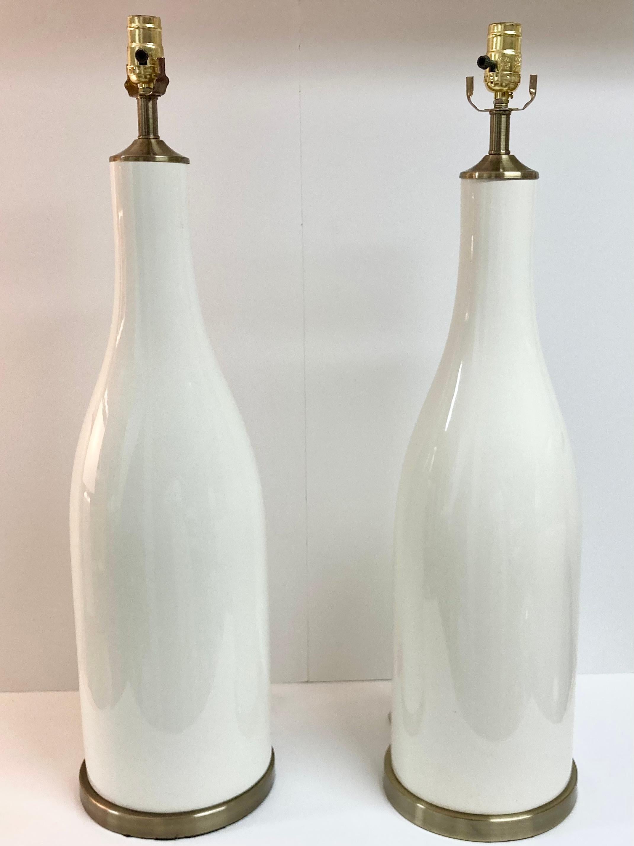 Mid-Century Modern Paire de lampes de table du milieu du siècle en forme de bouteille en poterie émaillée blanche en vente