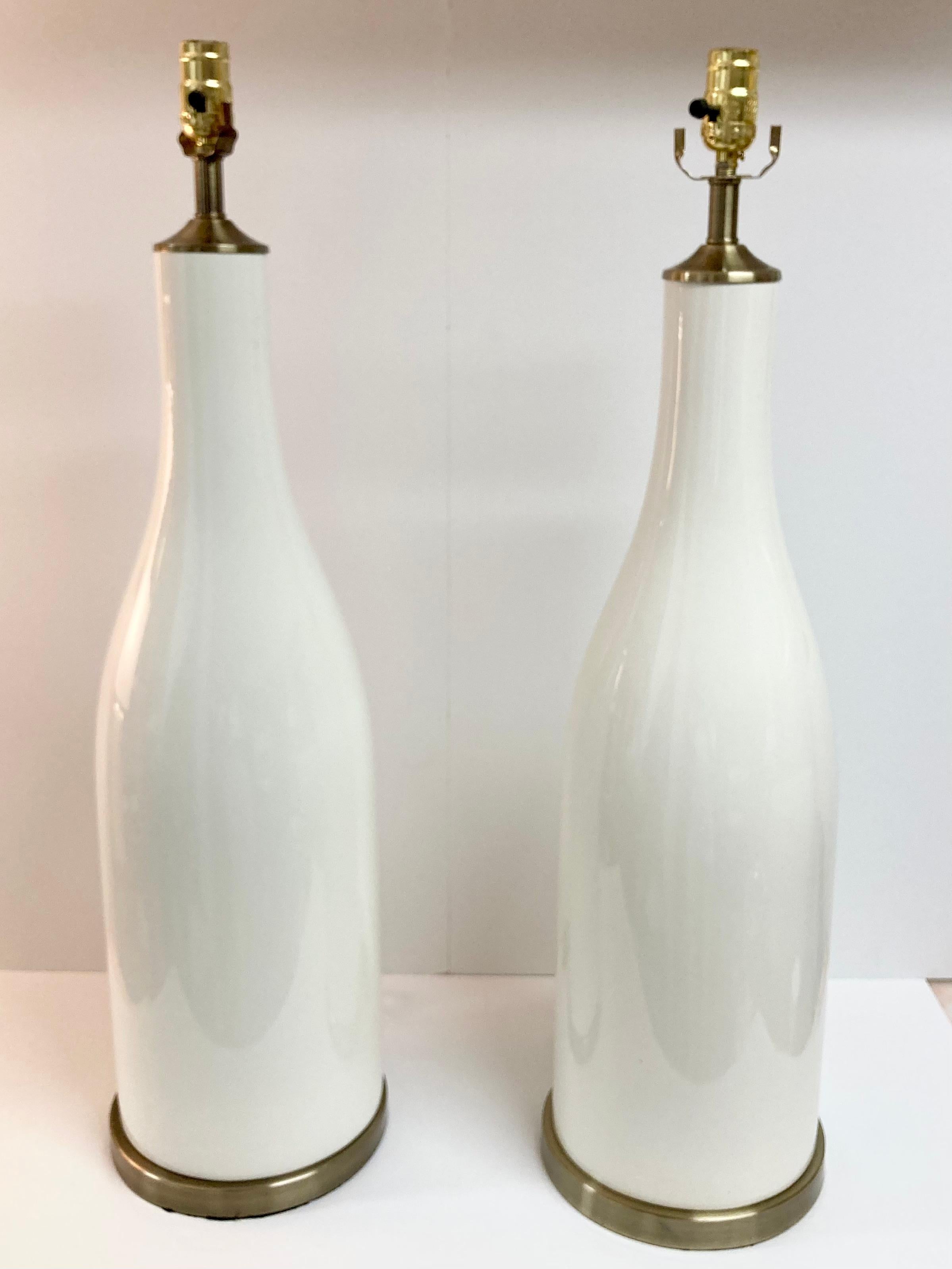 Américain Paire de lampes de table du milieu du siècle en forme de bouteille en poterie émaillée blanche en vente