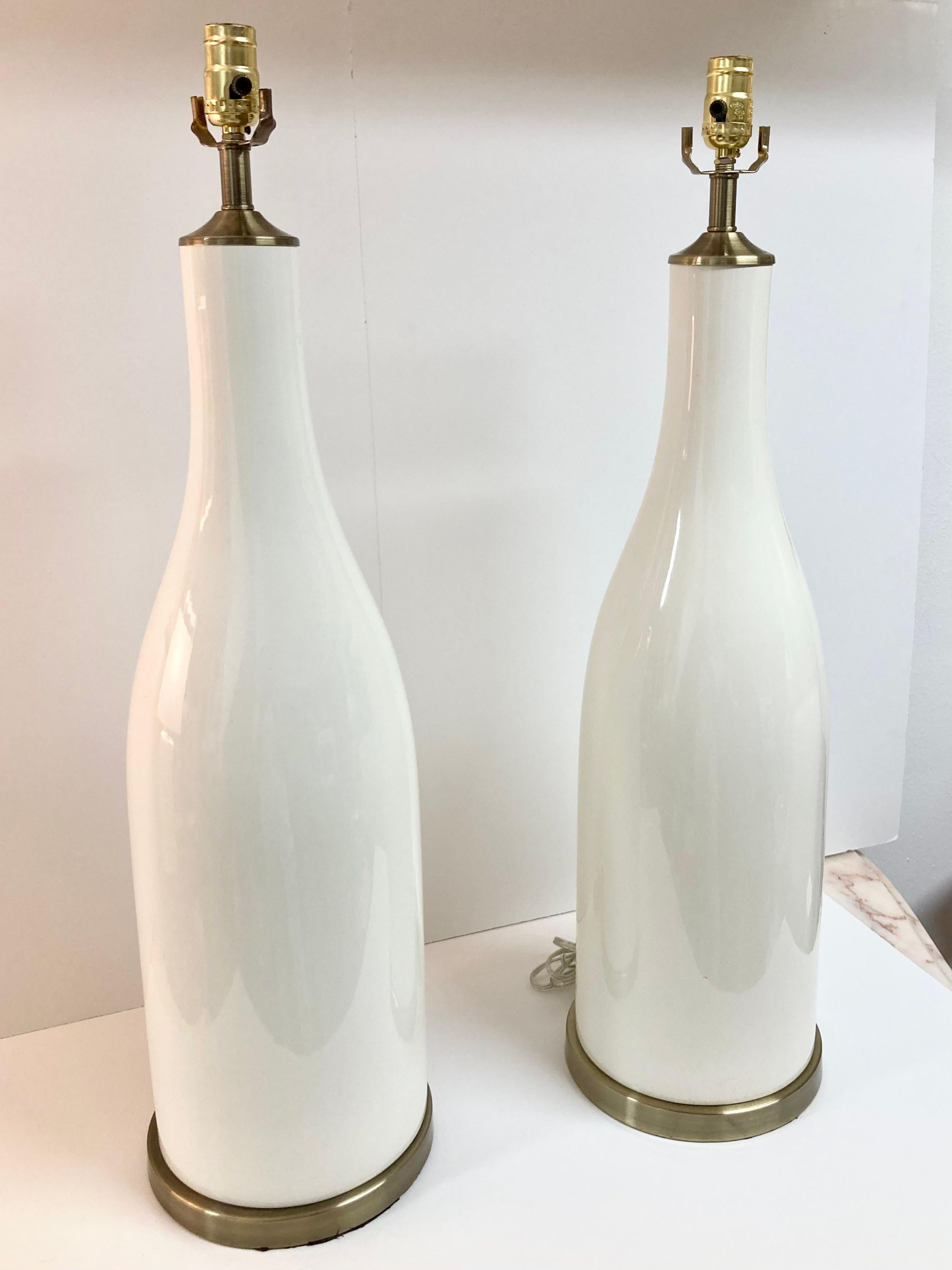 Paire de lampes de table du milieu du siècle en forme de bouteille en poterie émaillée blanche Bon état - En vente à Los Angeles, CA