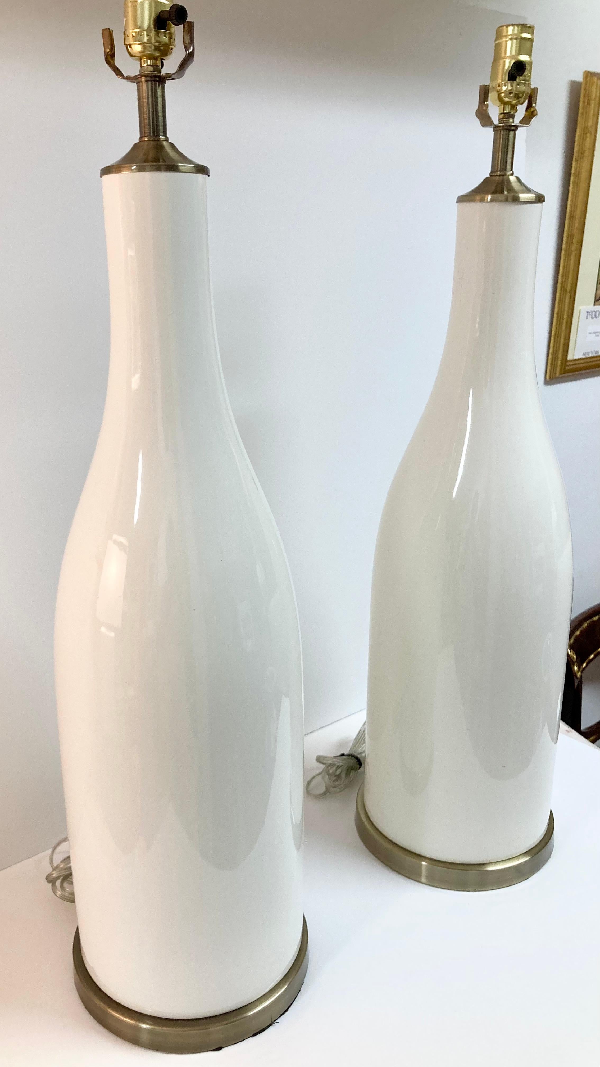 Milieu du XXe siècle Paire de lampes de table du milieu du siècle en forme de bouteille en poterie émaillée blanche en vente