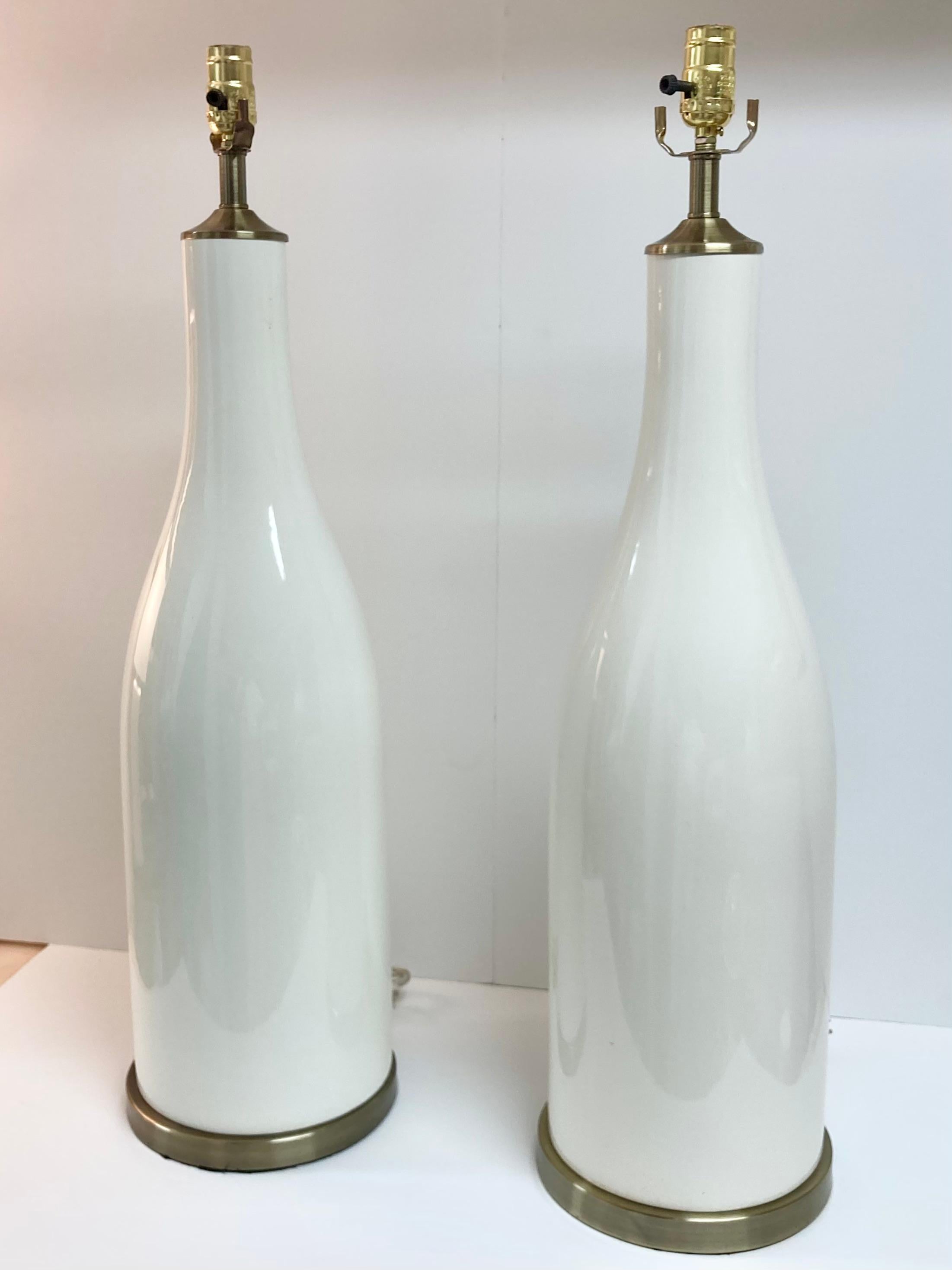 Céramique Paire de lampes de table du milieu du siècle en forme de bouteille en poterie émaillée blanche en vente