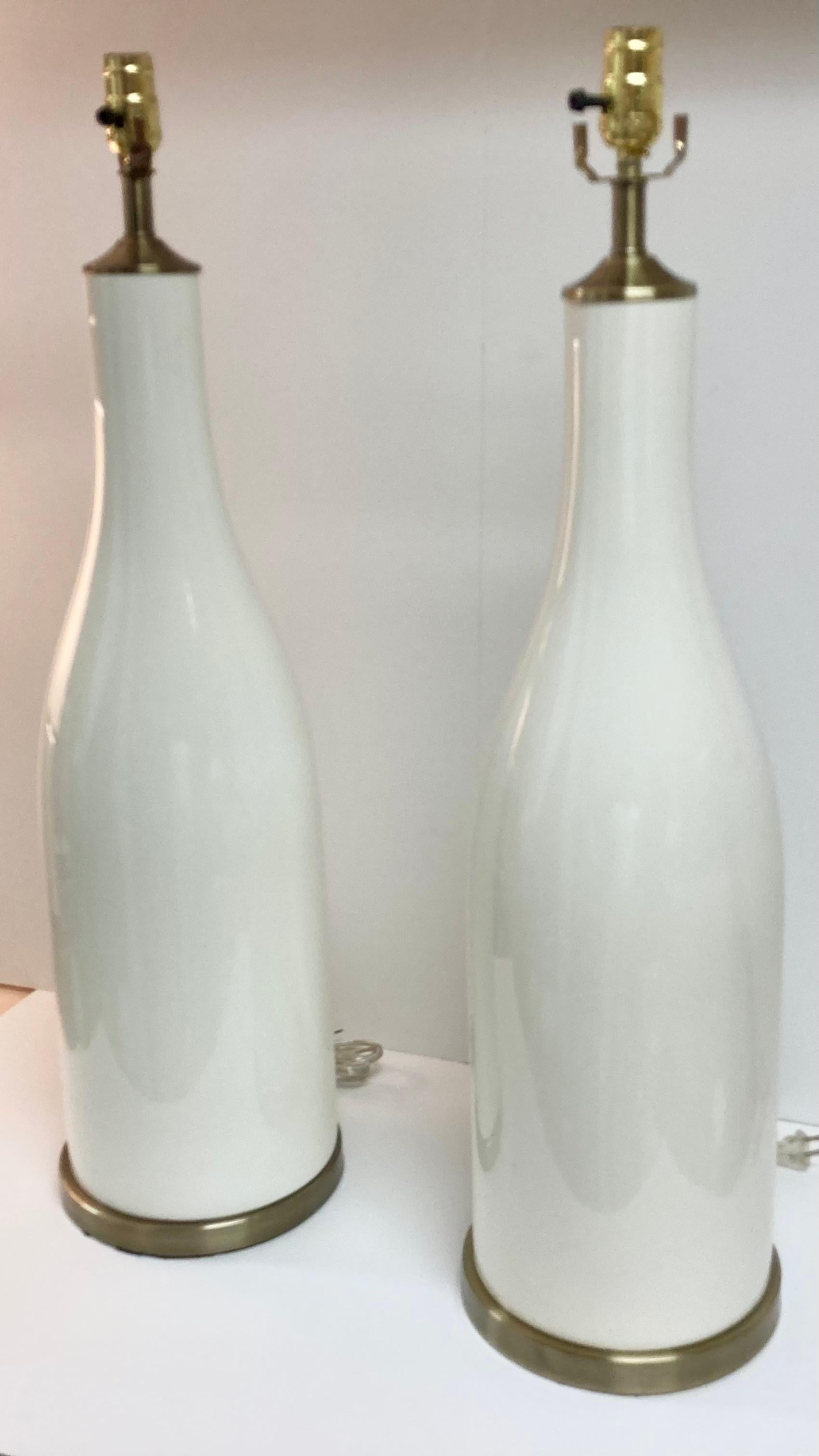 Paire de lampes de table du milieu du siècle en forme de bouteille en poterie émaillée blanche en vente 2
