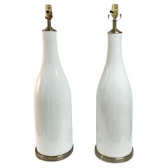 Lampade da tavolo di metà secolo a forma di bottiglia in ceramica smaltata bianca, una coppia