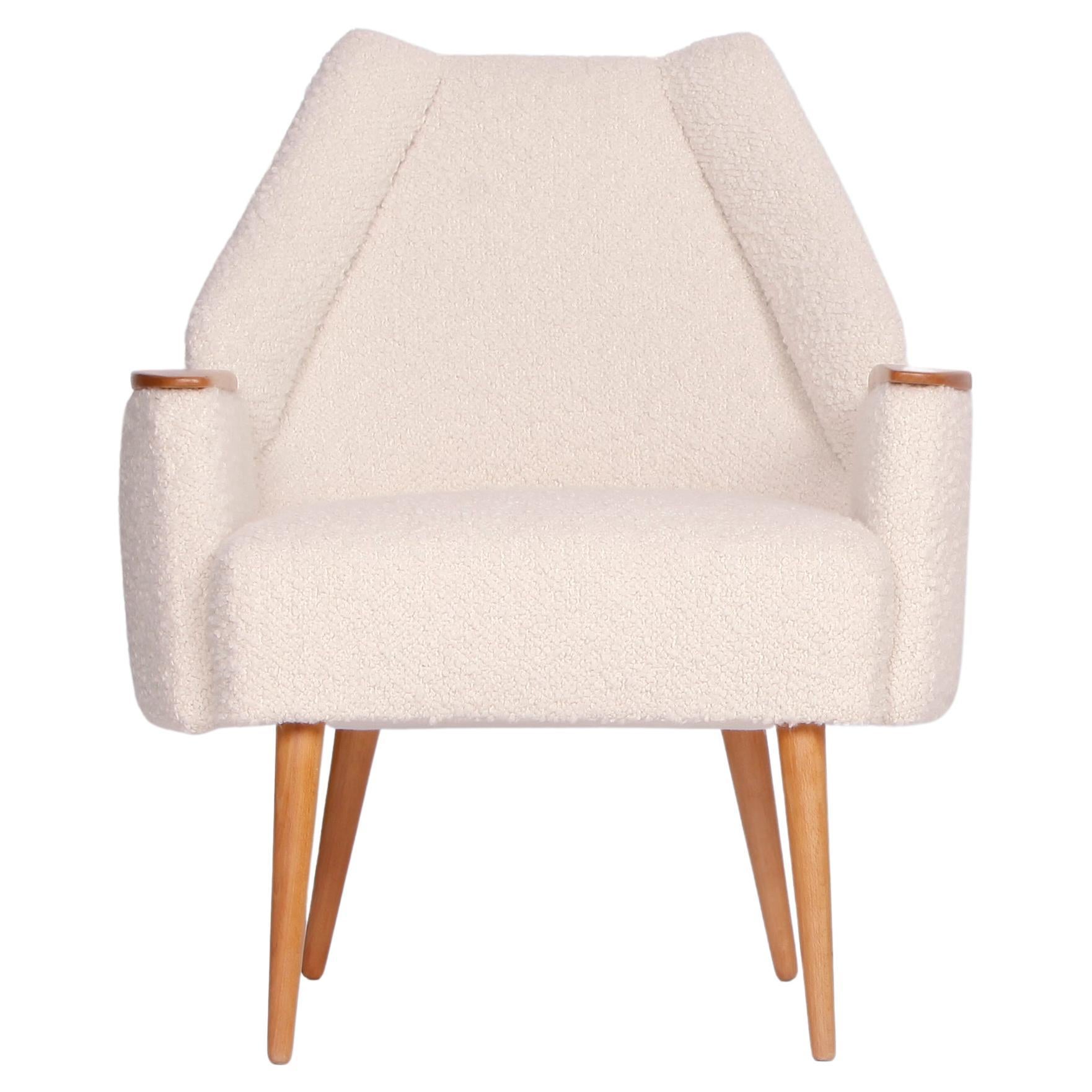 These armchairs were produced in the 1960s. They have been completely restored including new springs for the upholstery. For the cover we have chosen a beautifully fitting Boucle fabric from fine English wool. This model rarely appears ont the