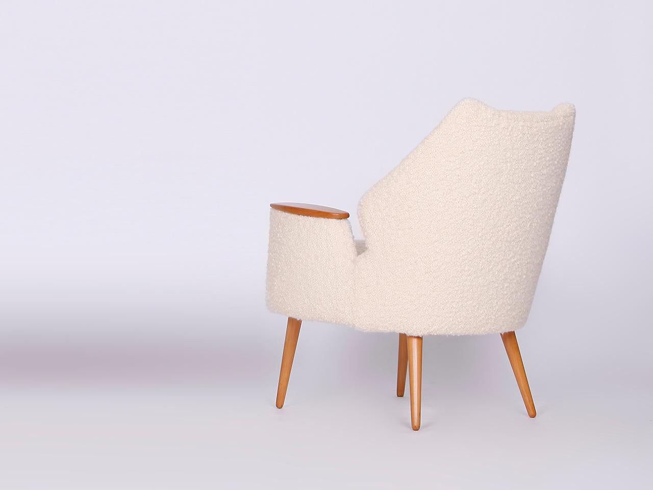 Diese Sessel wurden in den 1960er Jahren hergestellt. Sie wurden vollständig restauriert, einschließlich neuer Federn für die Polsterung. Für den Bezug haben wir einen wunderbar passenden Boucle-Stoff aus feiner englischer Wolle gewählt. Dieses