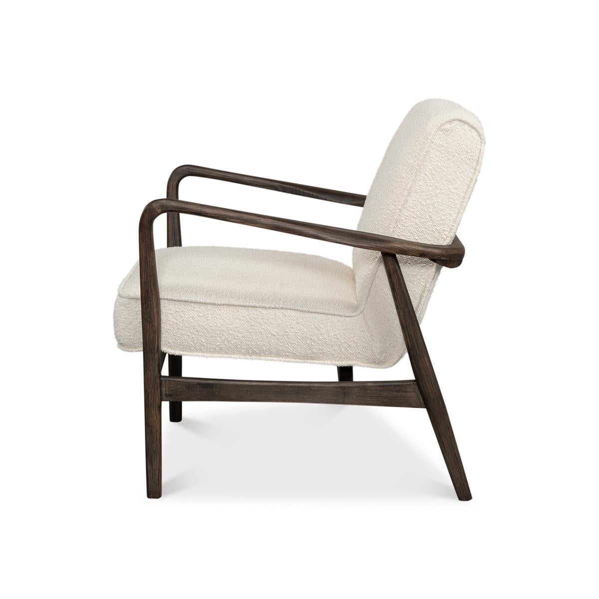 Mid-Century-Sessel mit elfenbeinfarbenem Boucle-Stoff, warmes Finish des Eschengestells. Stilvolle Stuhloption für jeden Raum.

Abmessungen: 27