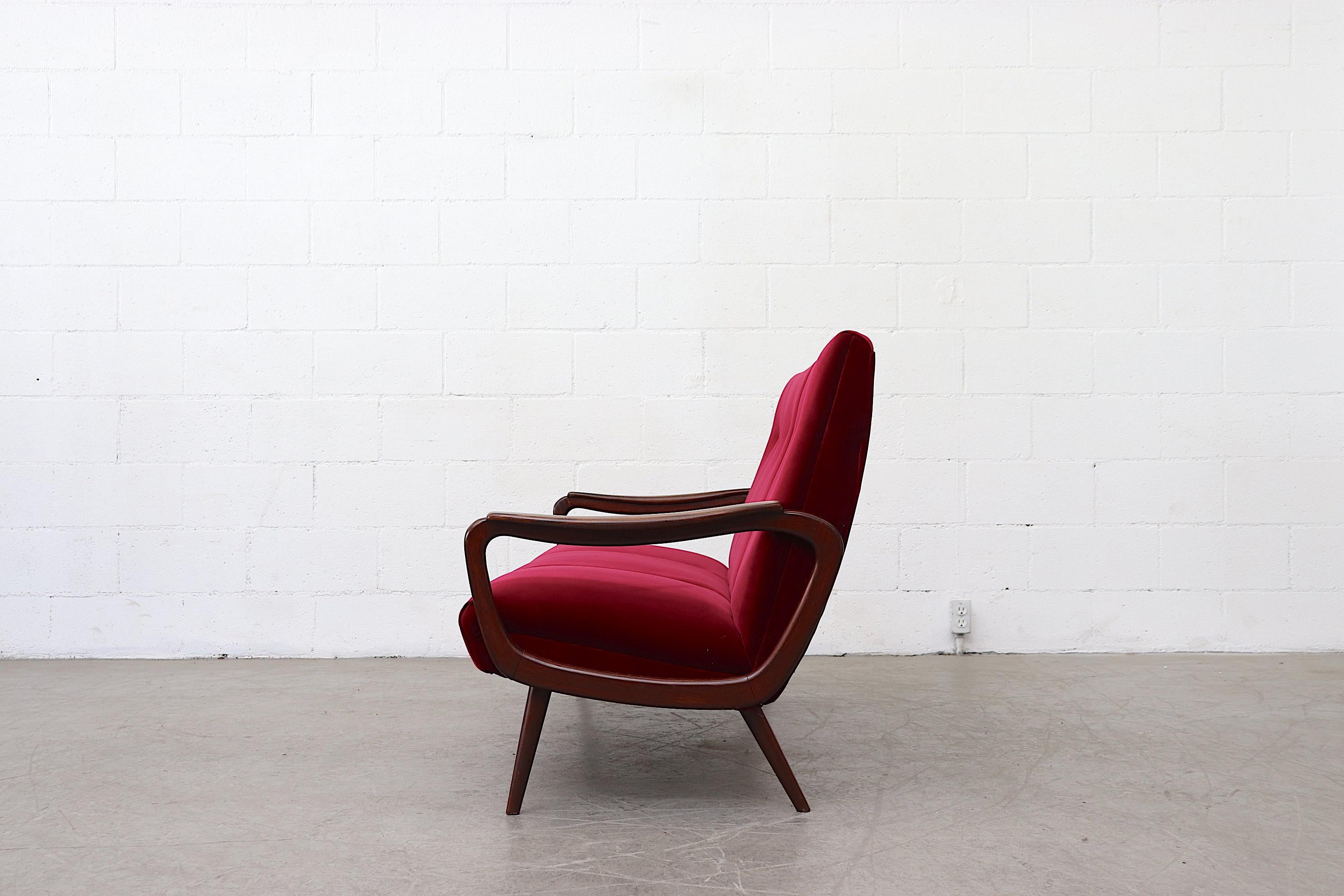Mid-Century moderno Metà secolo  Divano in stile Bovenkamp in velluto rosso rubino e braccioli in Wood organico in vendita