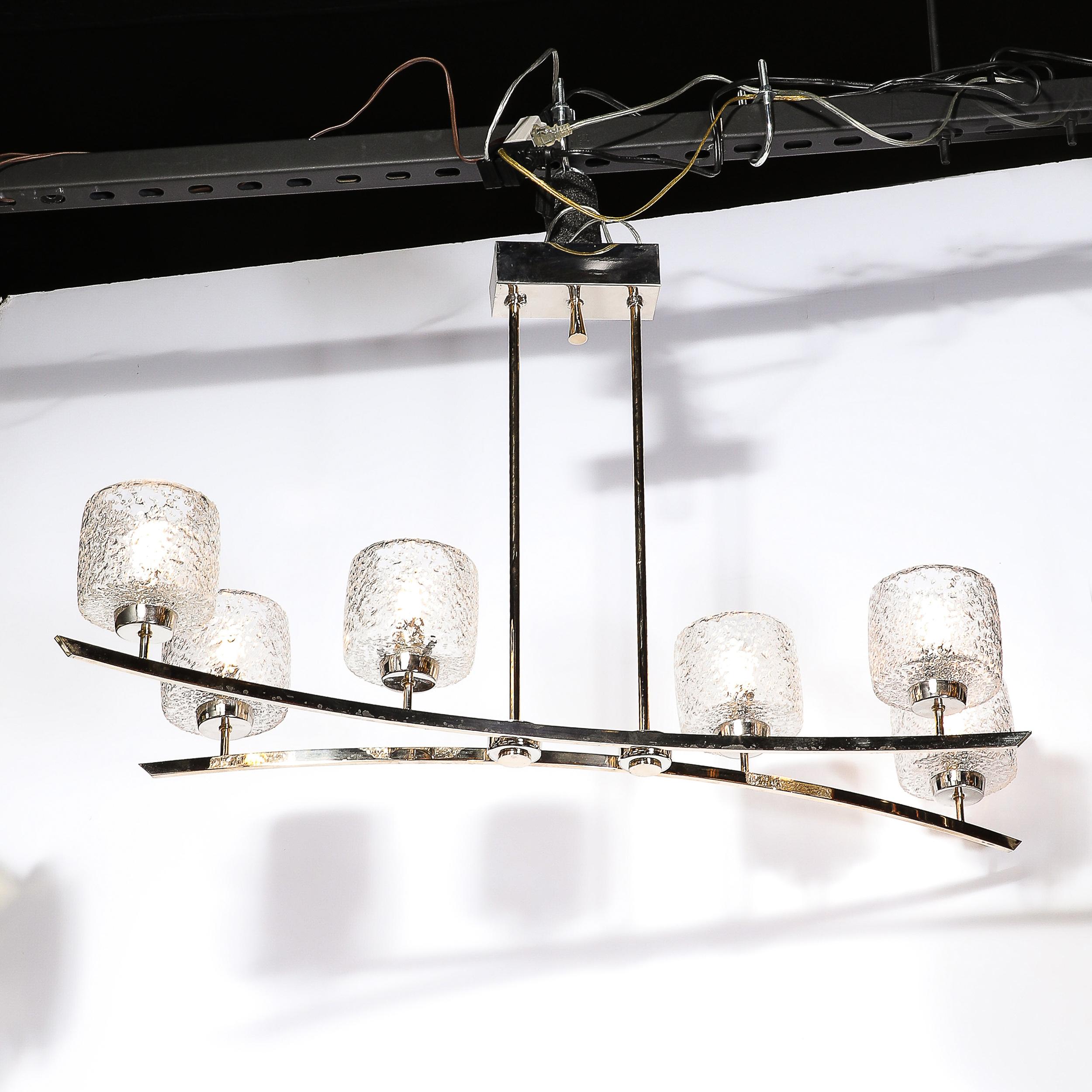 Questo splendido lampadario a sospensione a forma di arco in ottone lucido e nichel del Mid-Century Modernist con paralumi in vetro opacizzato proviene dalla Francia, circa dal 1950. Una composizione unica realizzata con metalli e tecniche di