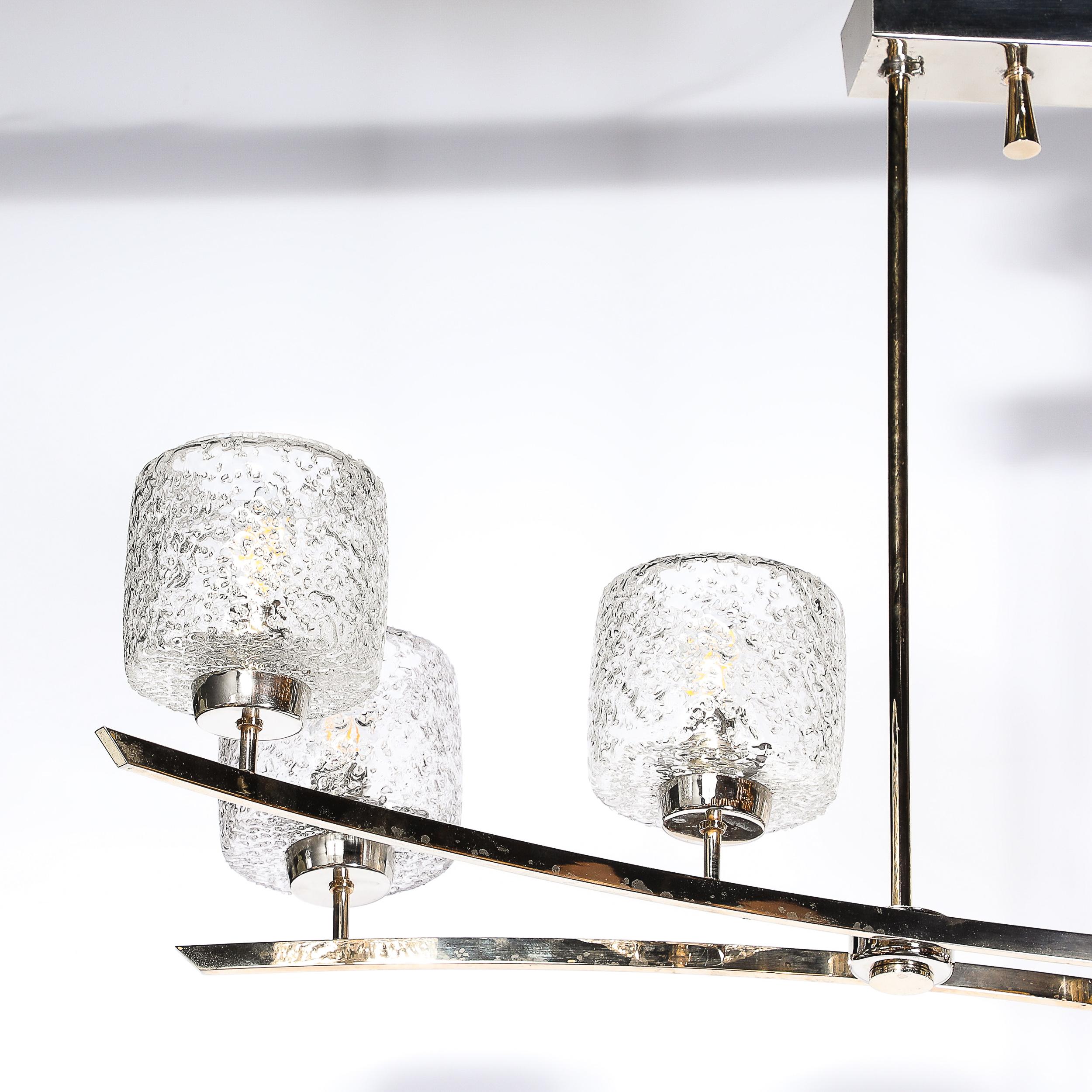 Mid-Century moderno Lampadario a sospensione a forma di arco di metà secolo in ottone lucido e nichel con vetro screziato in vendita