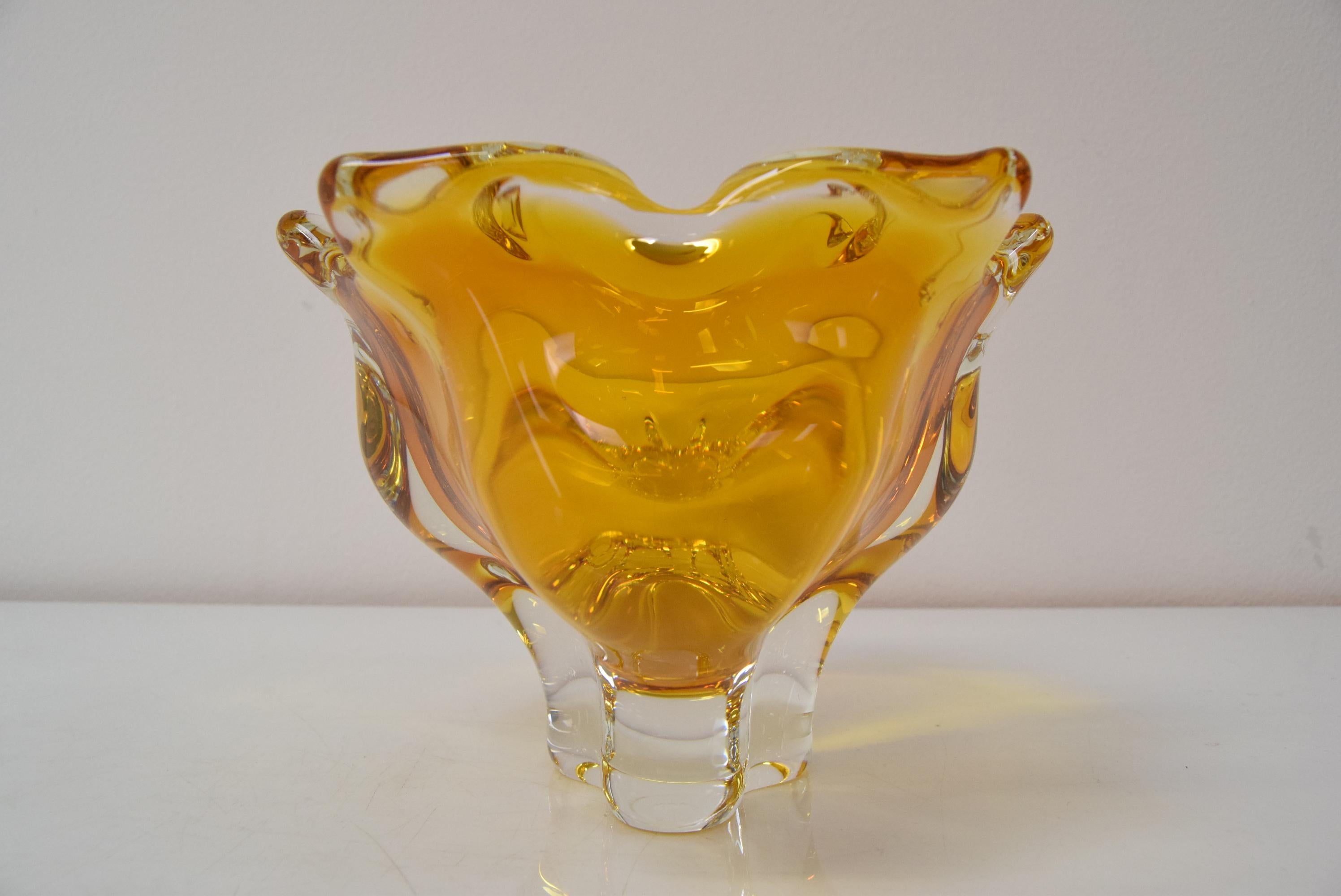 Made in Czechoslovakia
Made of Art glass
Chipped Glass(See Foto)
Re-polished
Original condition.