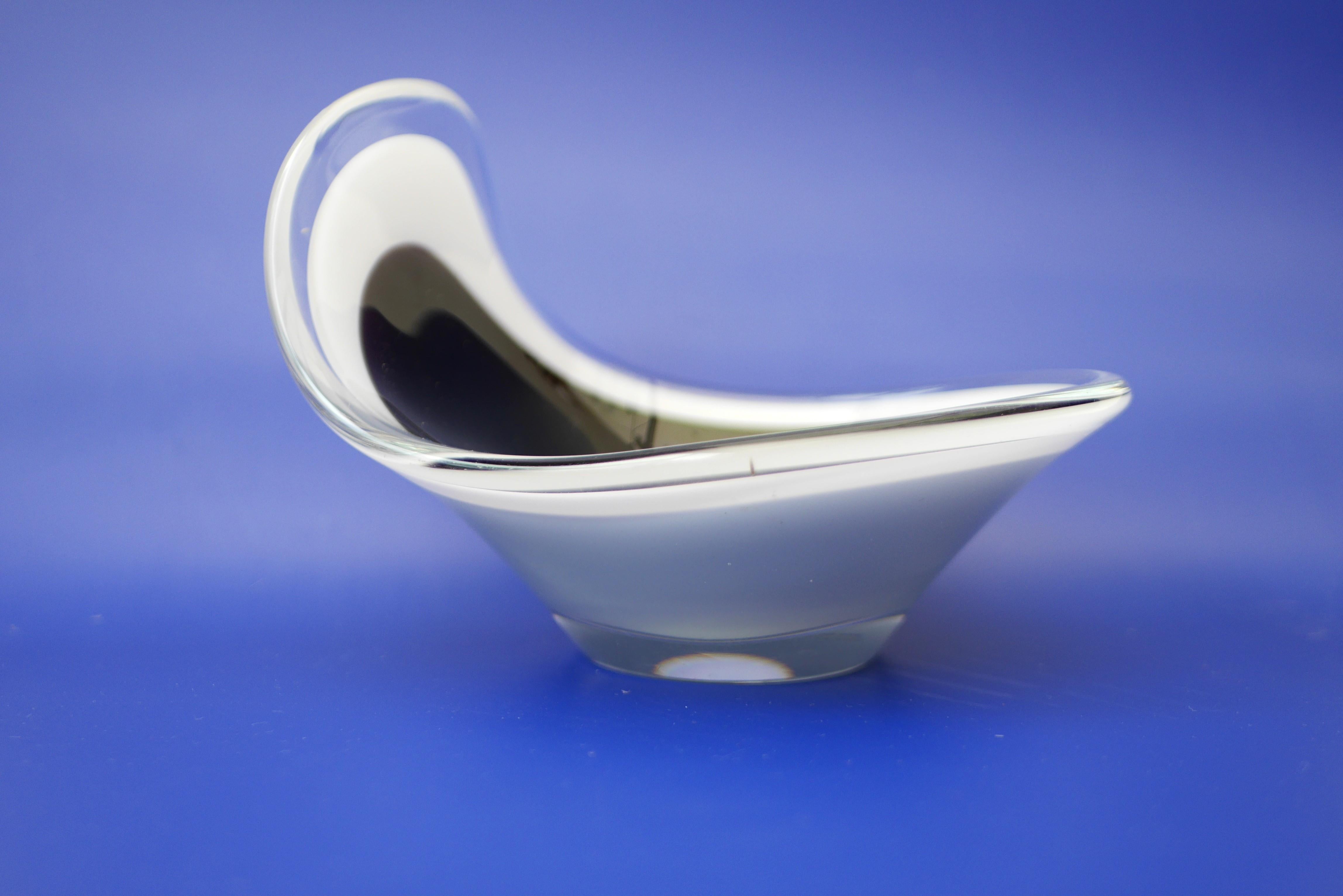 Swedish Mid-century Coquille glass bowl made by Paul Kedelv for Flygsfors, Sweden. For Sale