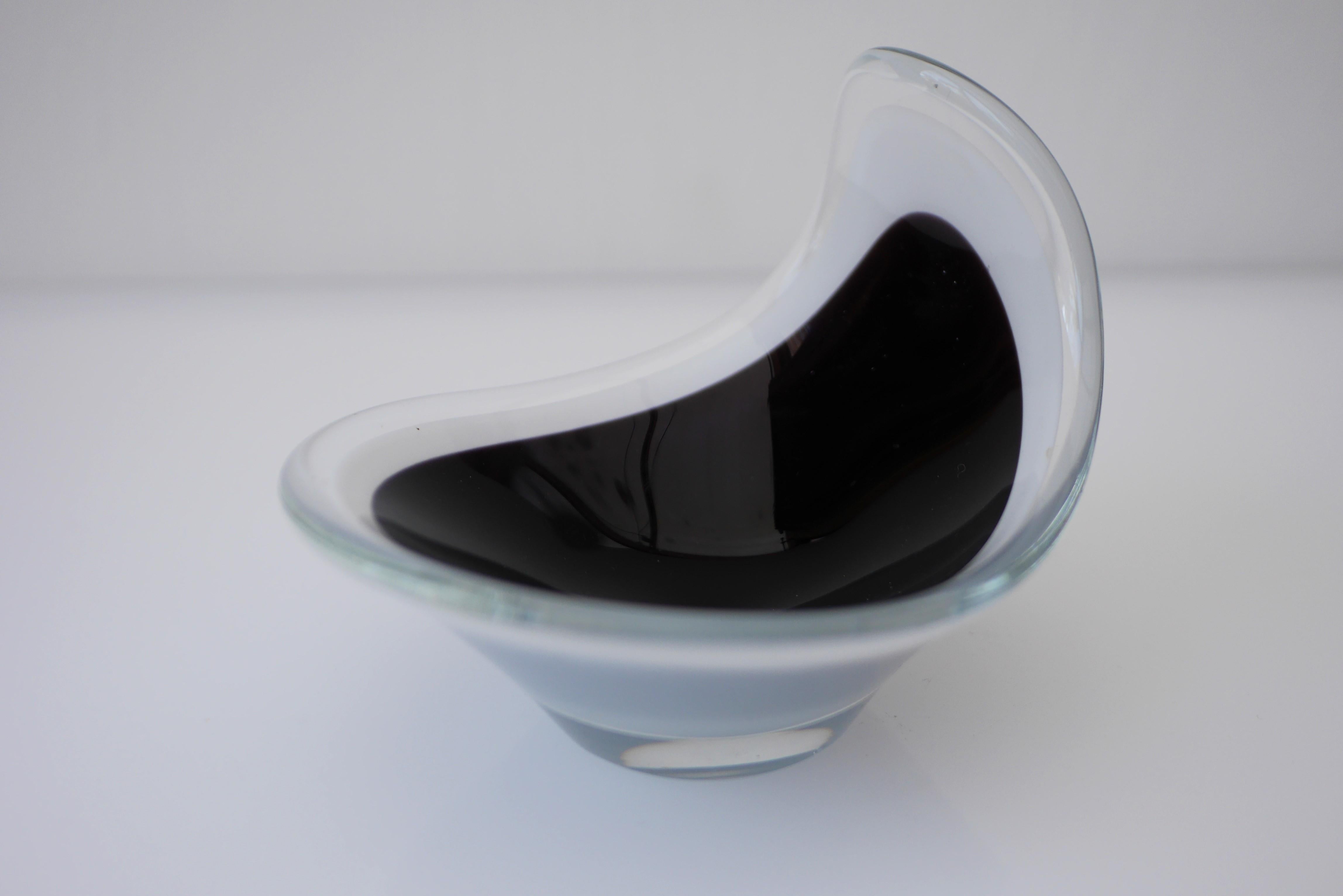 Hand-Crafted Mid-century Coquille glass bowl made by Paul Kedelv for Flygsfors, Sweden. For Sale
