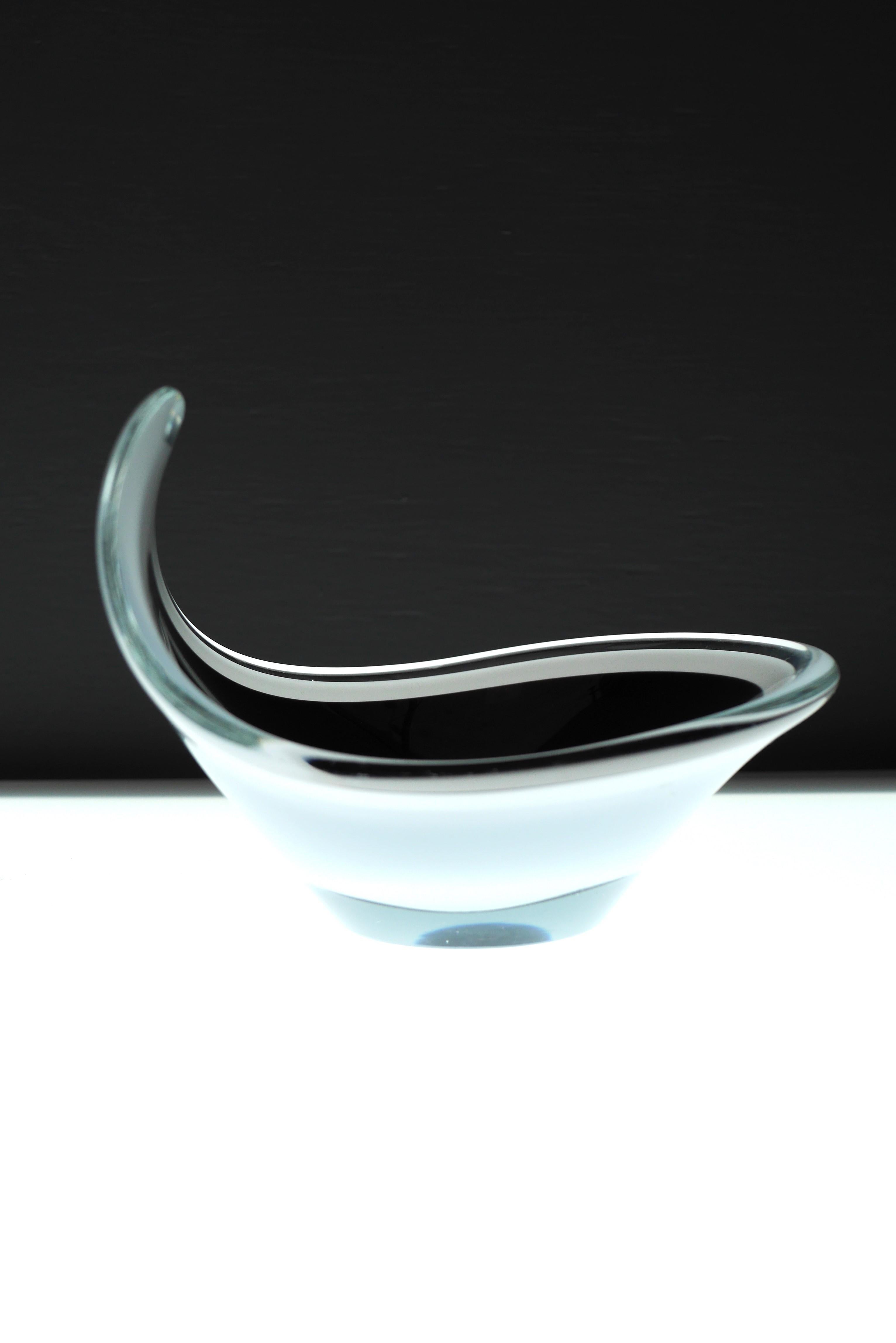 Art Glass Mid-century Coquille glass bowl made by Paul Kedelv for Flygsfors, Sweden. For Sale