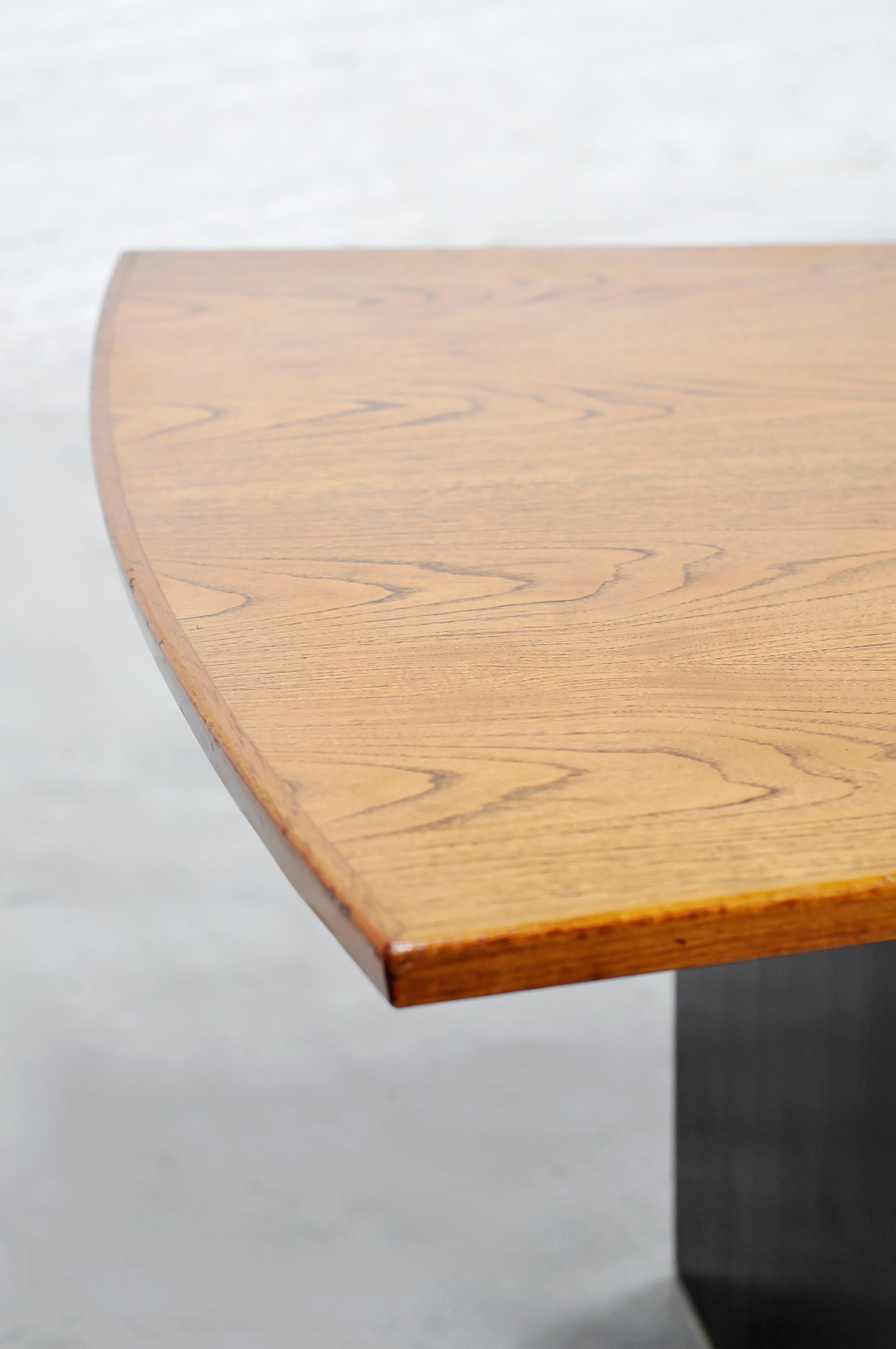 Mid-Century “Bow‑Tie” Dining Table by Harvey Probber, Inc 1955, Teak & Brass In Good Condition For Sale In Antwerp, Antwerp