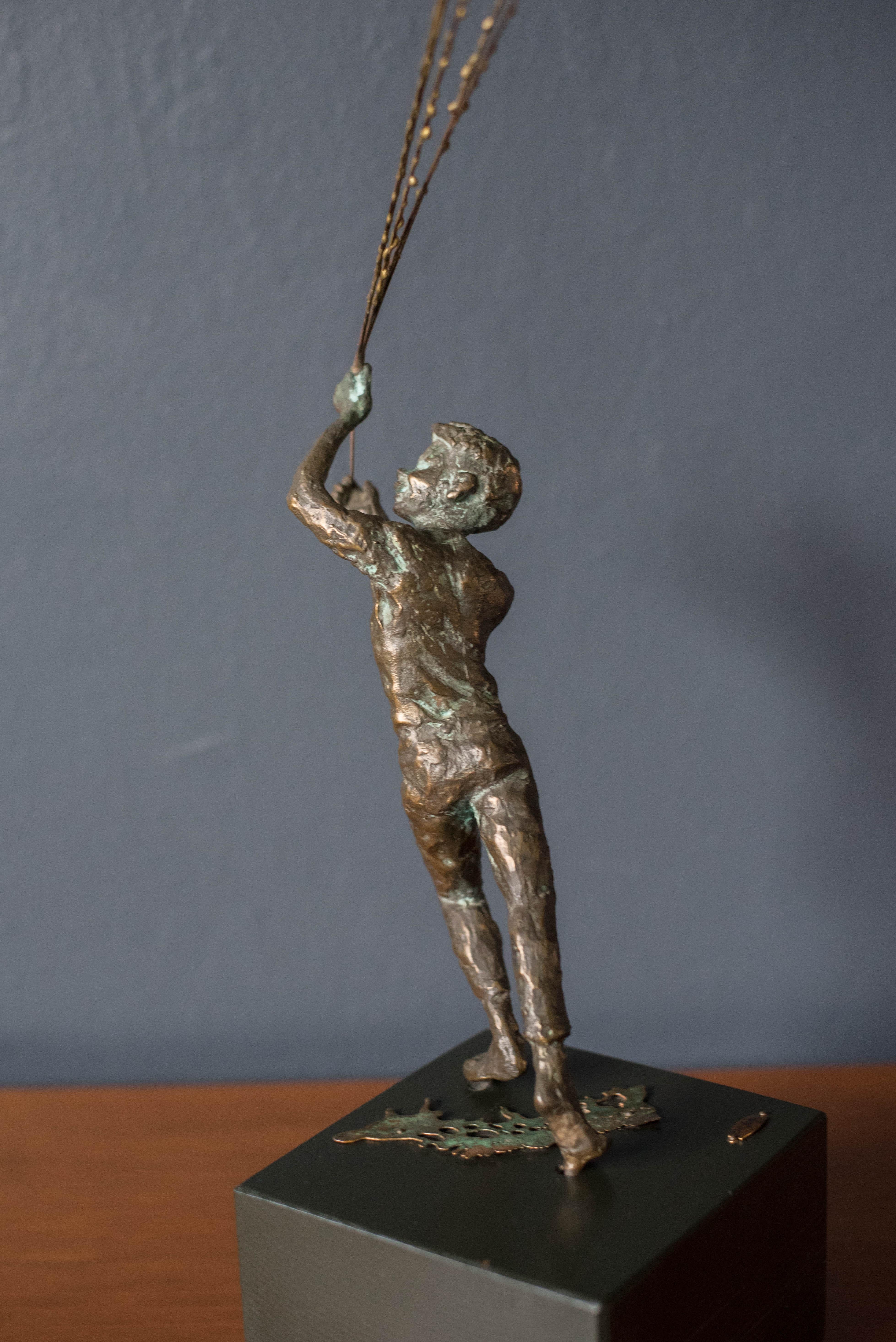 Figurative Bronzeskulptur von Curtis Jere, Junge und Ballon, Mid-Century im Angebot 1