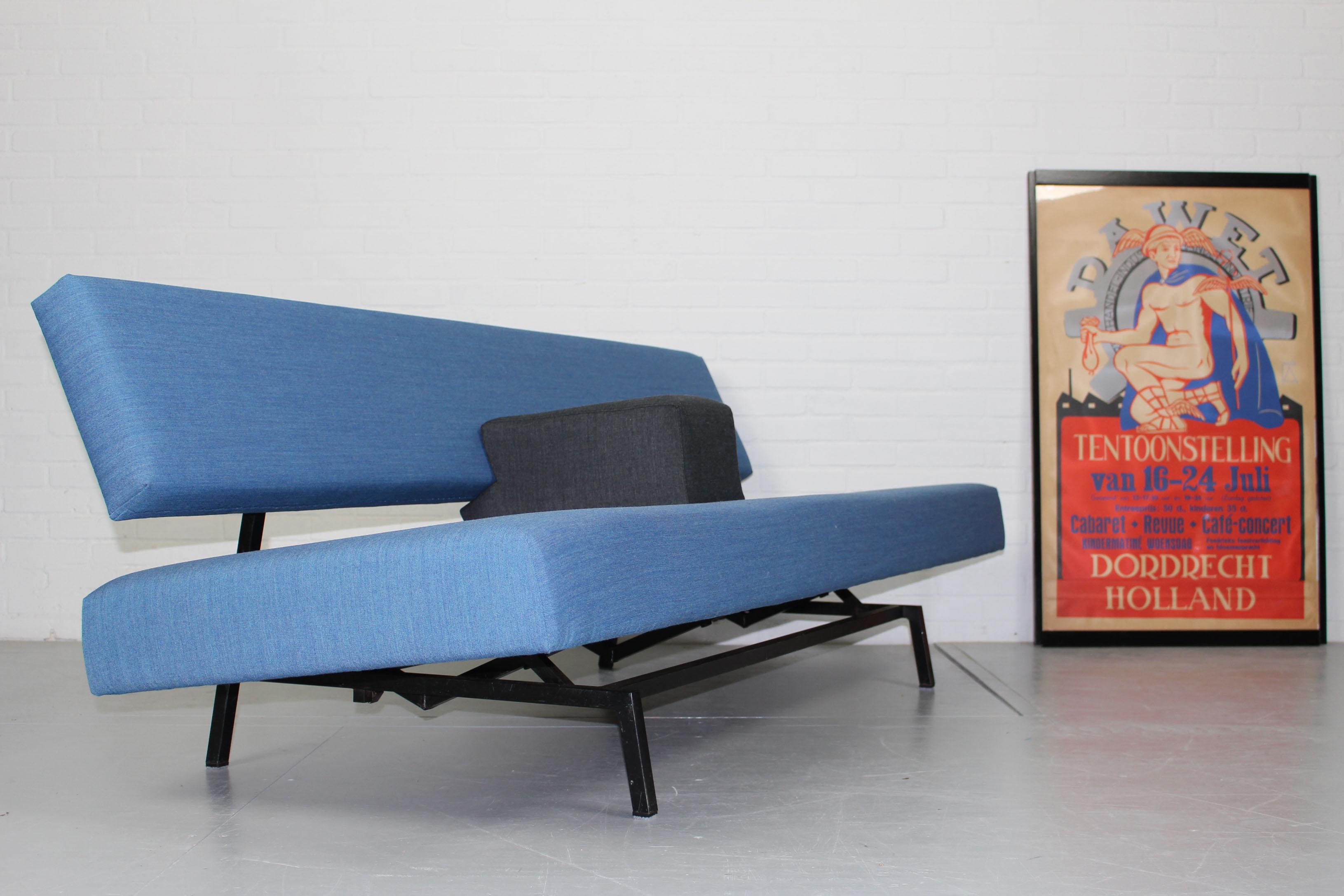 Daybed BR03 designed by Martin Visser in 1960 and produced by ‘t Spectrum, Bergeijk. The sofa has a square tubular frame in black lacquered metal. The back and seat are completely reupholstered in blue Kvadrat Remix fabric. The cubic armrests has