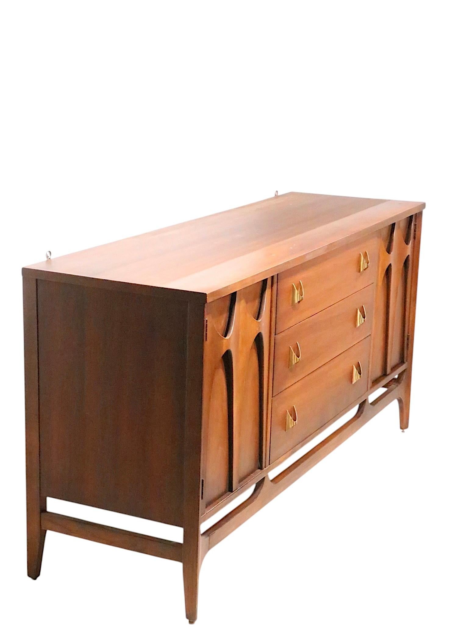 Credenza Broyhill Brasilia, credenza del Medioevo di Broyhill in vendita 3