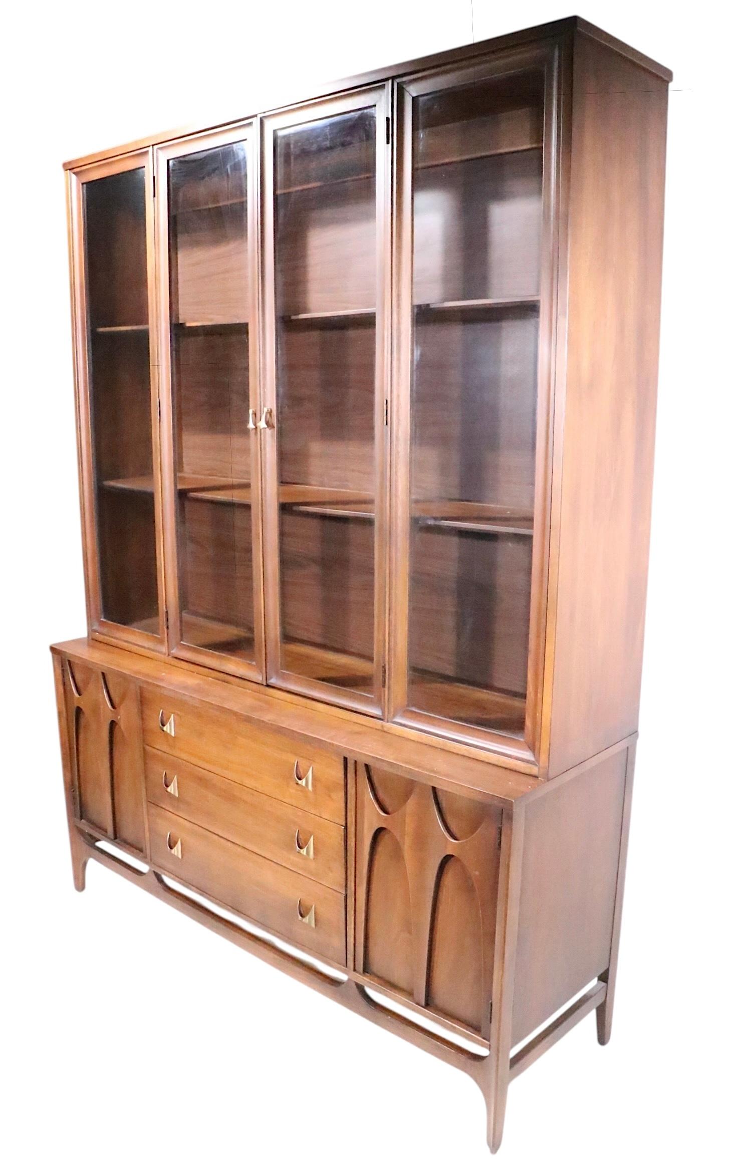 Credenza Broyhill Brasilia, credenza del Medioevo di Broyhill in vendita 4