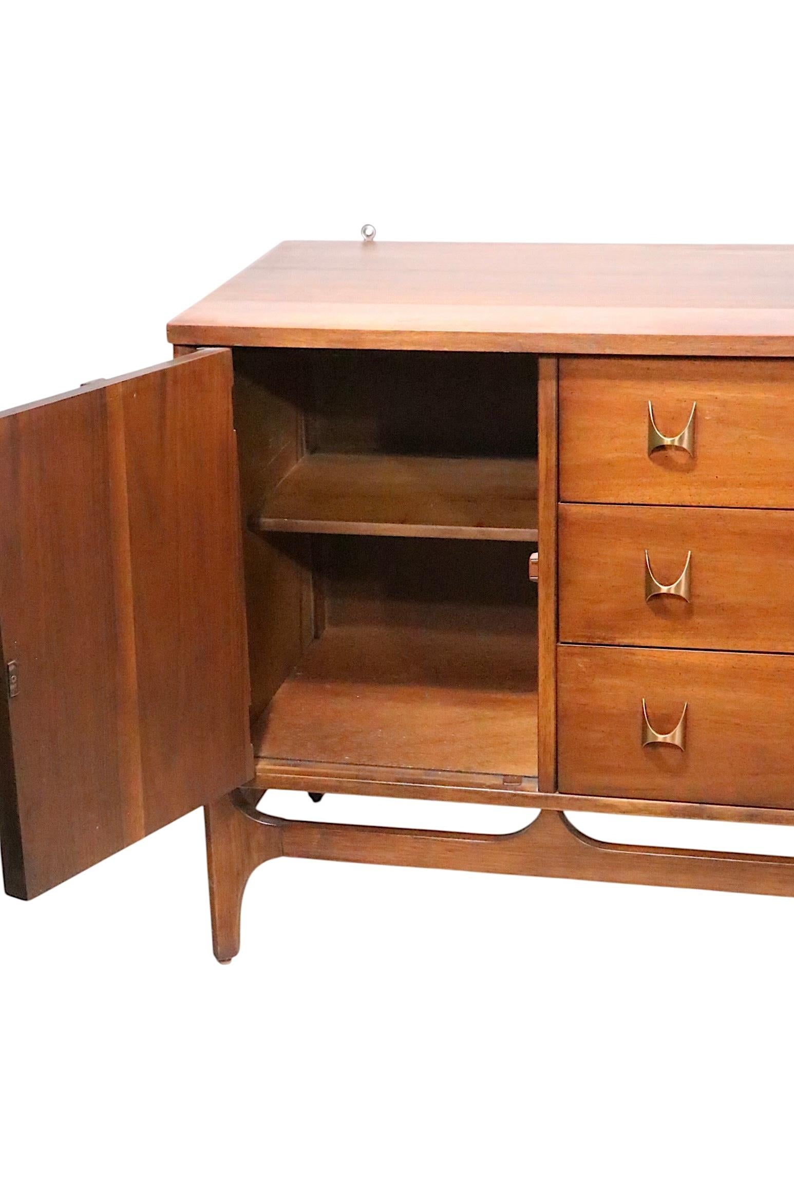 Credenza Broyhill Brasilia, credenza del Medioevo di Broyhill in vendita 5