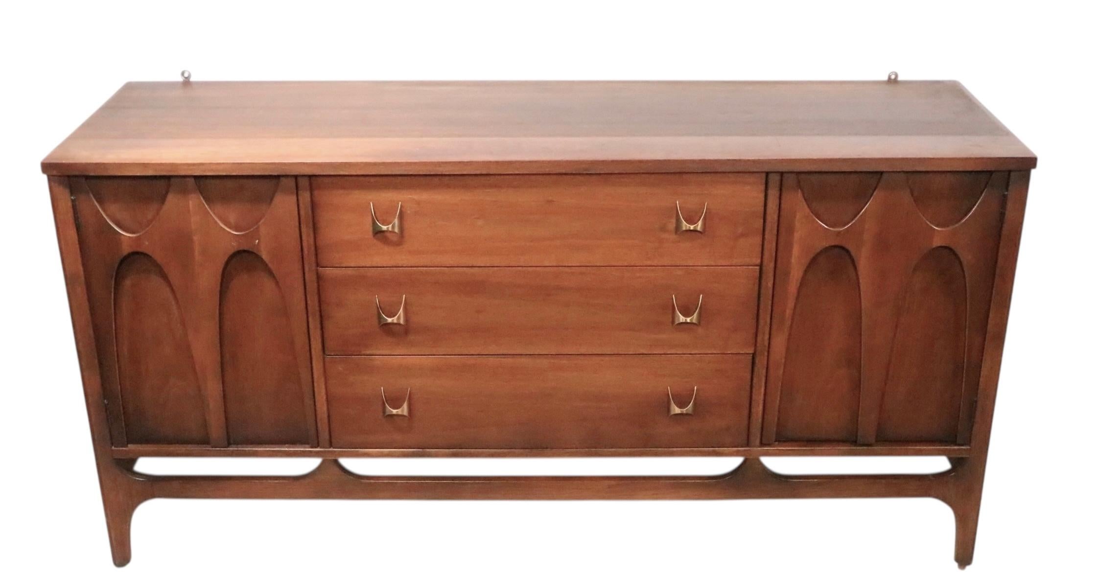 Credenza Broyhill Brasilia, credenza del Medioevo di Broyhill in vendita 8