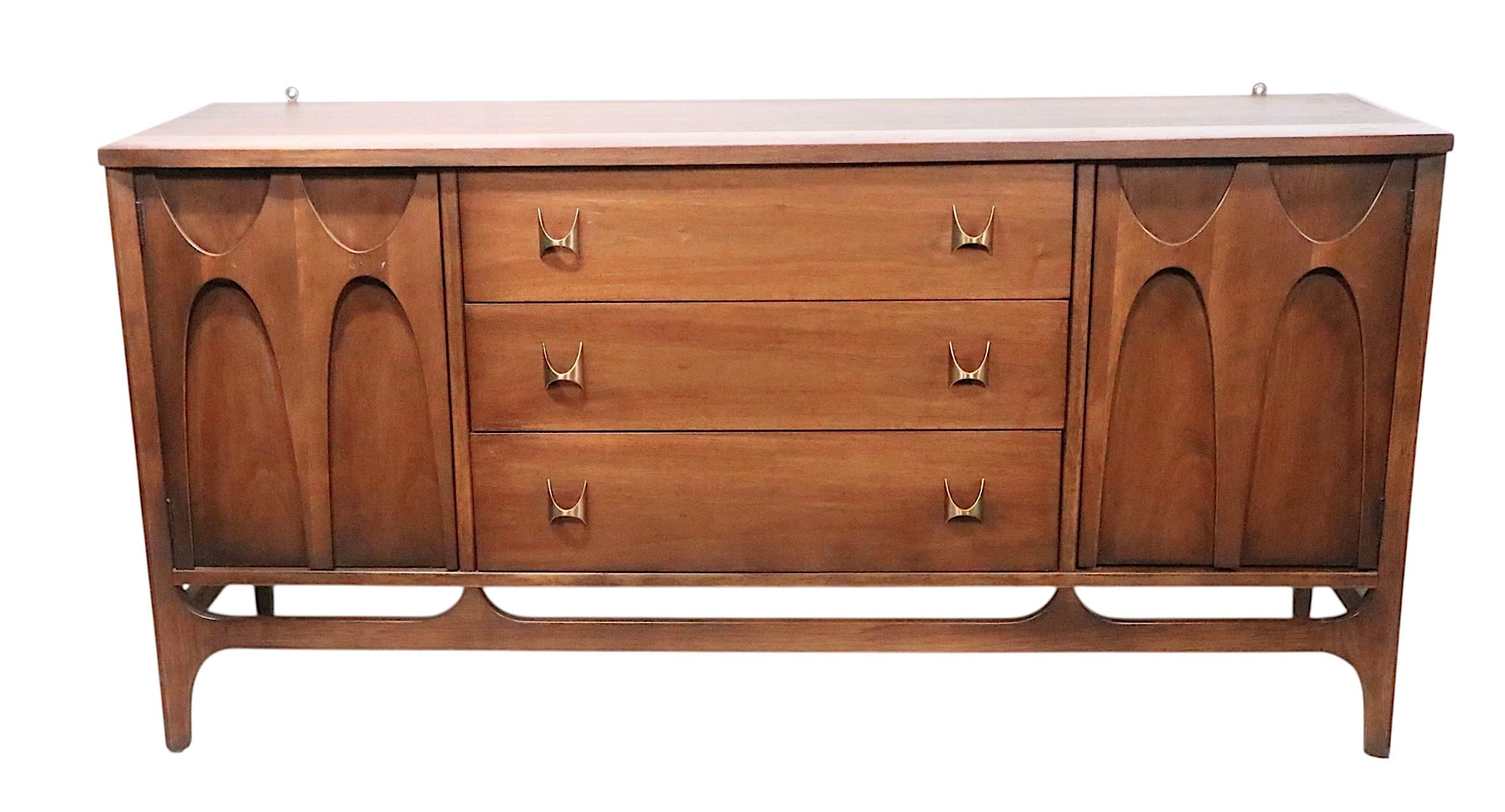 Credenza Broyhill Brasilia, credenza del Medioevo di Broyhill in vendita 9