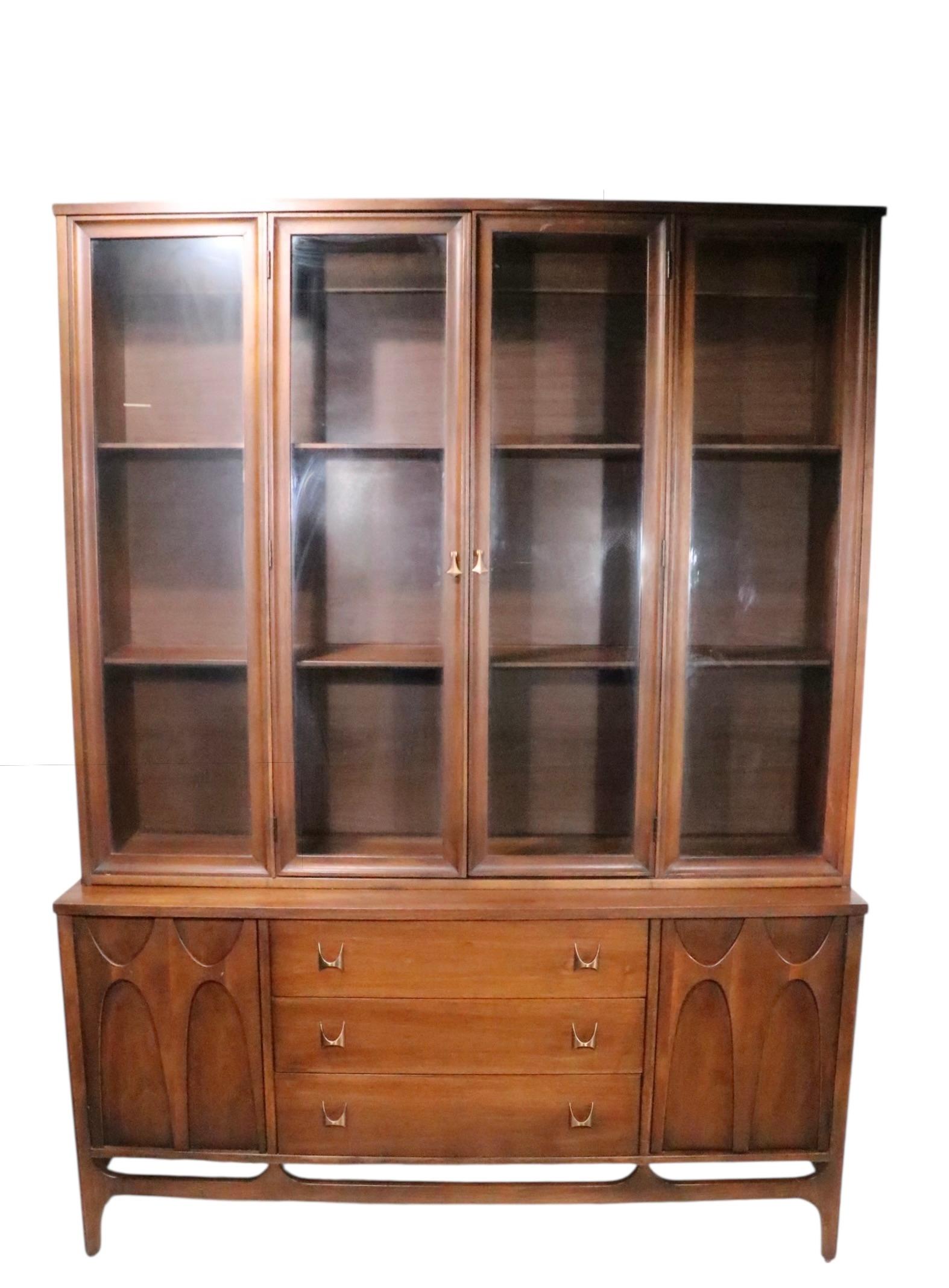 Credenza Broyhill Brasilia, credenza del Medioevo di Broyhill in vendita 10