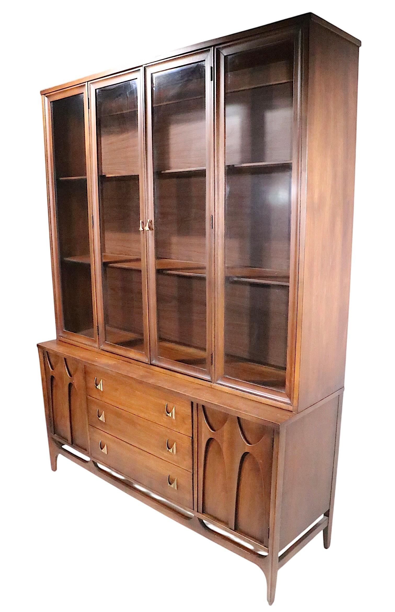 Eccezionale  Credenza Broyhill Brasilia, credenza, in buone condizioni, pulita e pronta all'uso. La credenza presenta un mobile inferiore con ante superiori che si aprono per rivelare un vano a giorno, affiancato da tre cassetti. La parte superiore