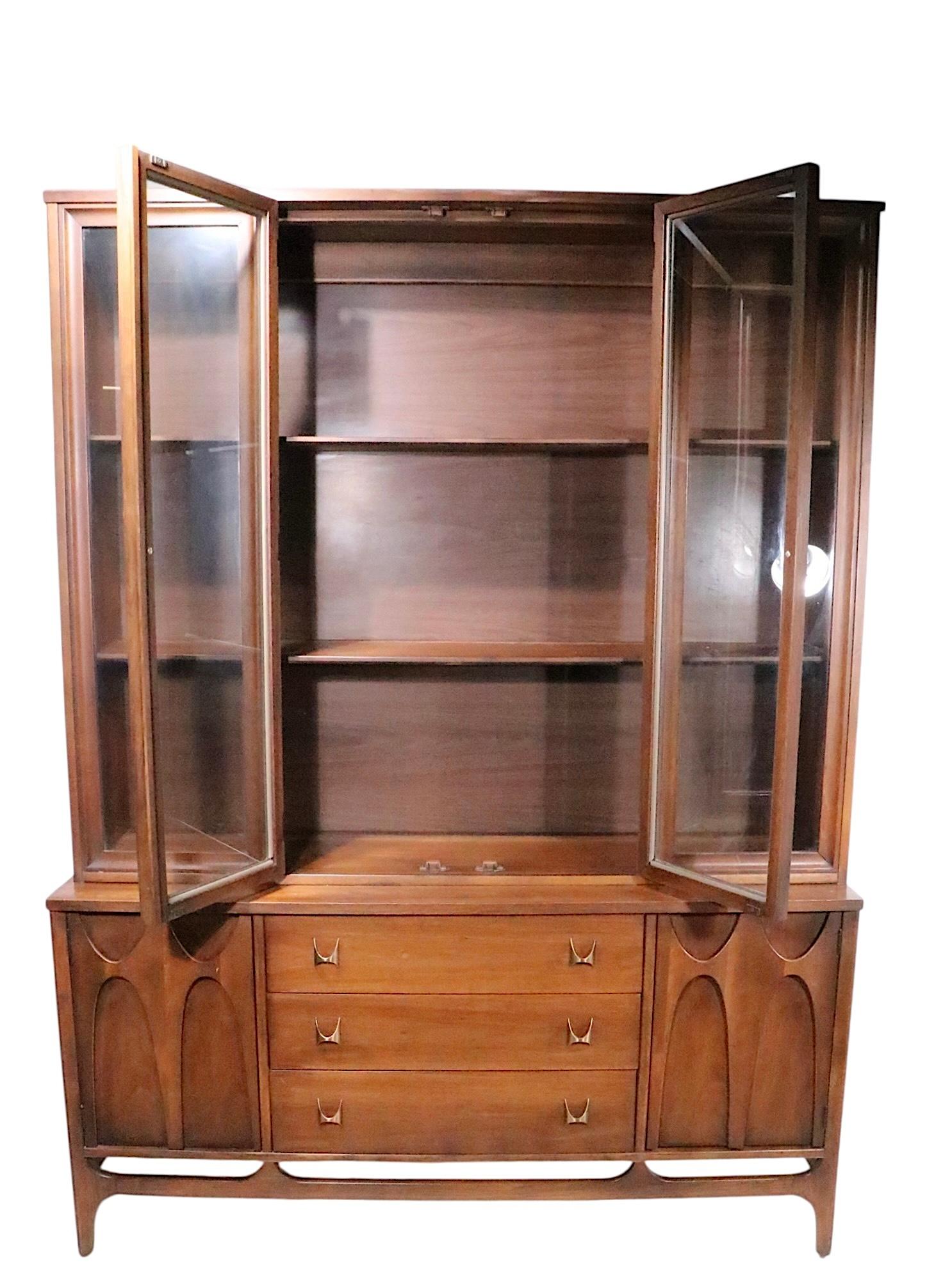 Vetro Credenza Broyhill Brasilia, credenza del Medioevo di Broyhill in vendita