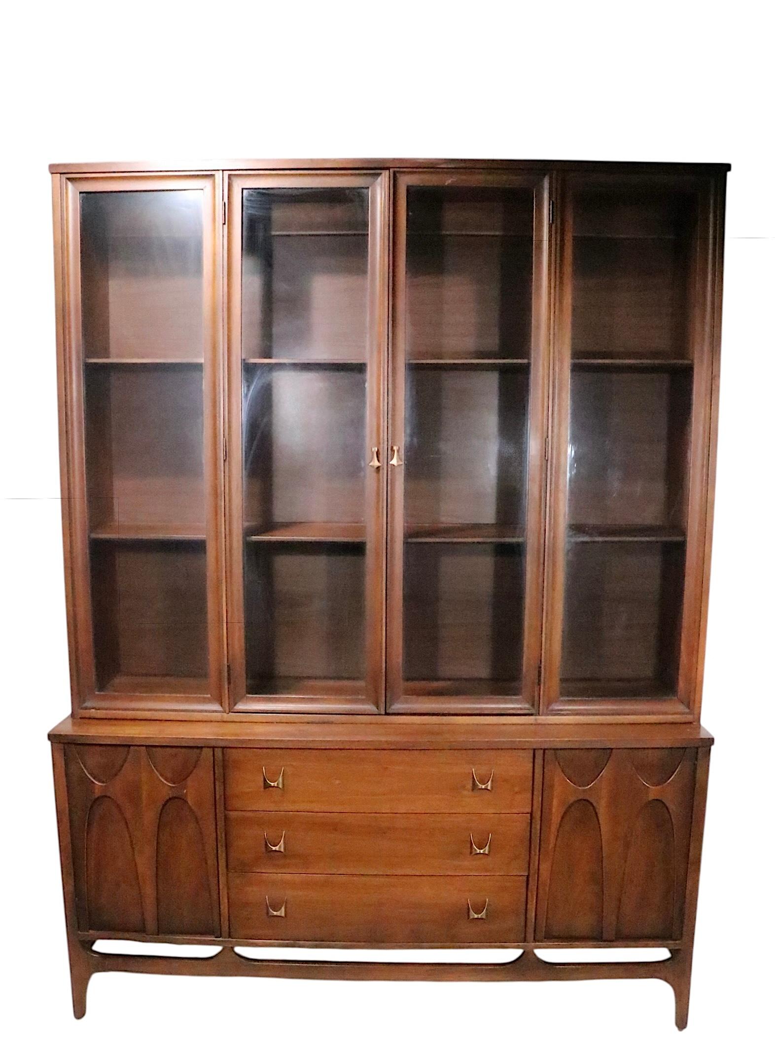 Credenza Broyhill Brasilia, credenza del Medioevo di Broyhill in vendita 2