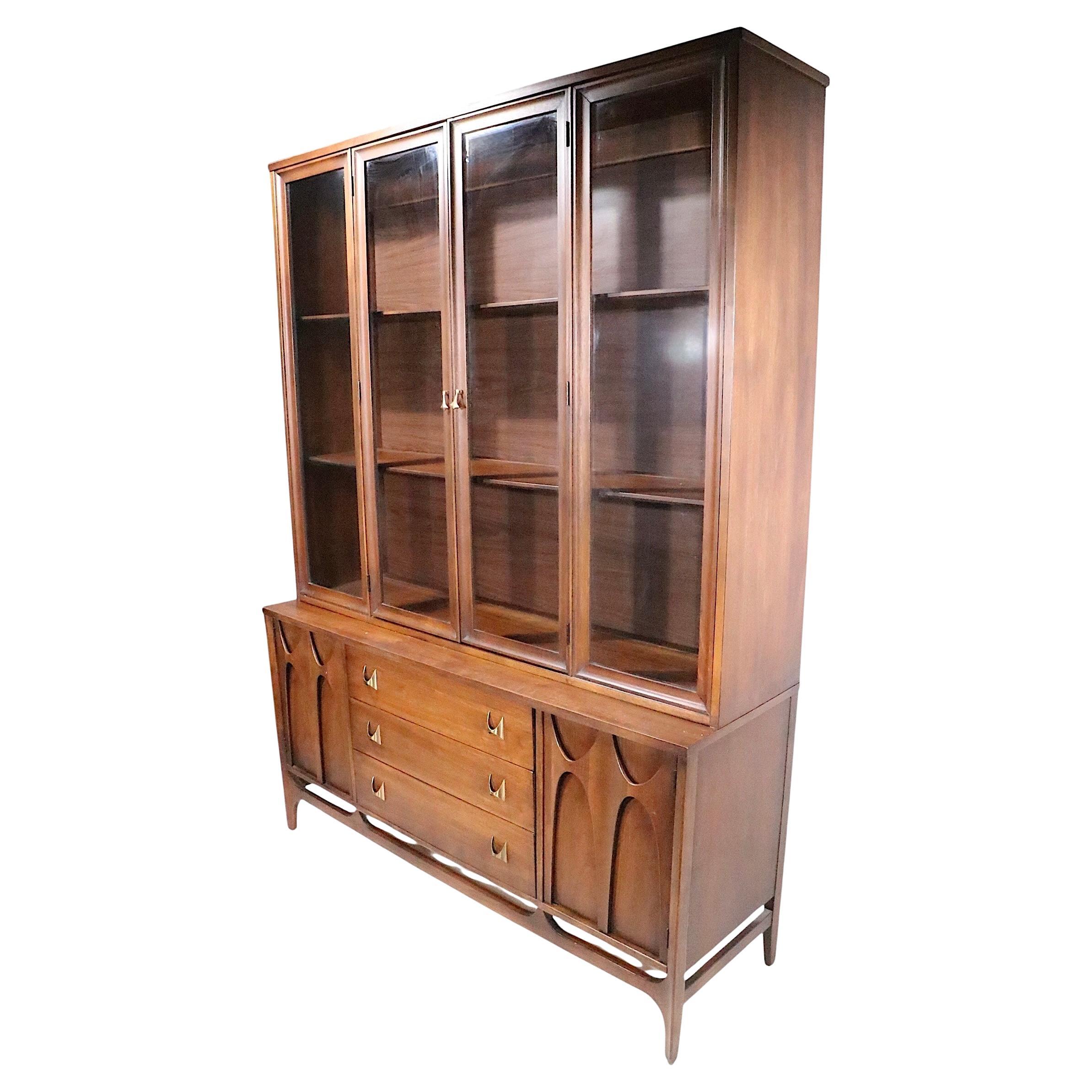 Credenza Broyhill Brasilia, credenza del Medioevo di Broyhill