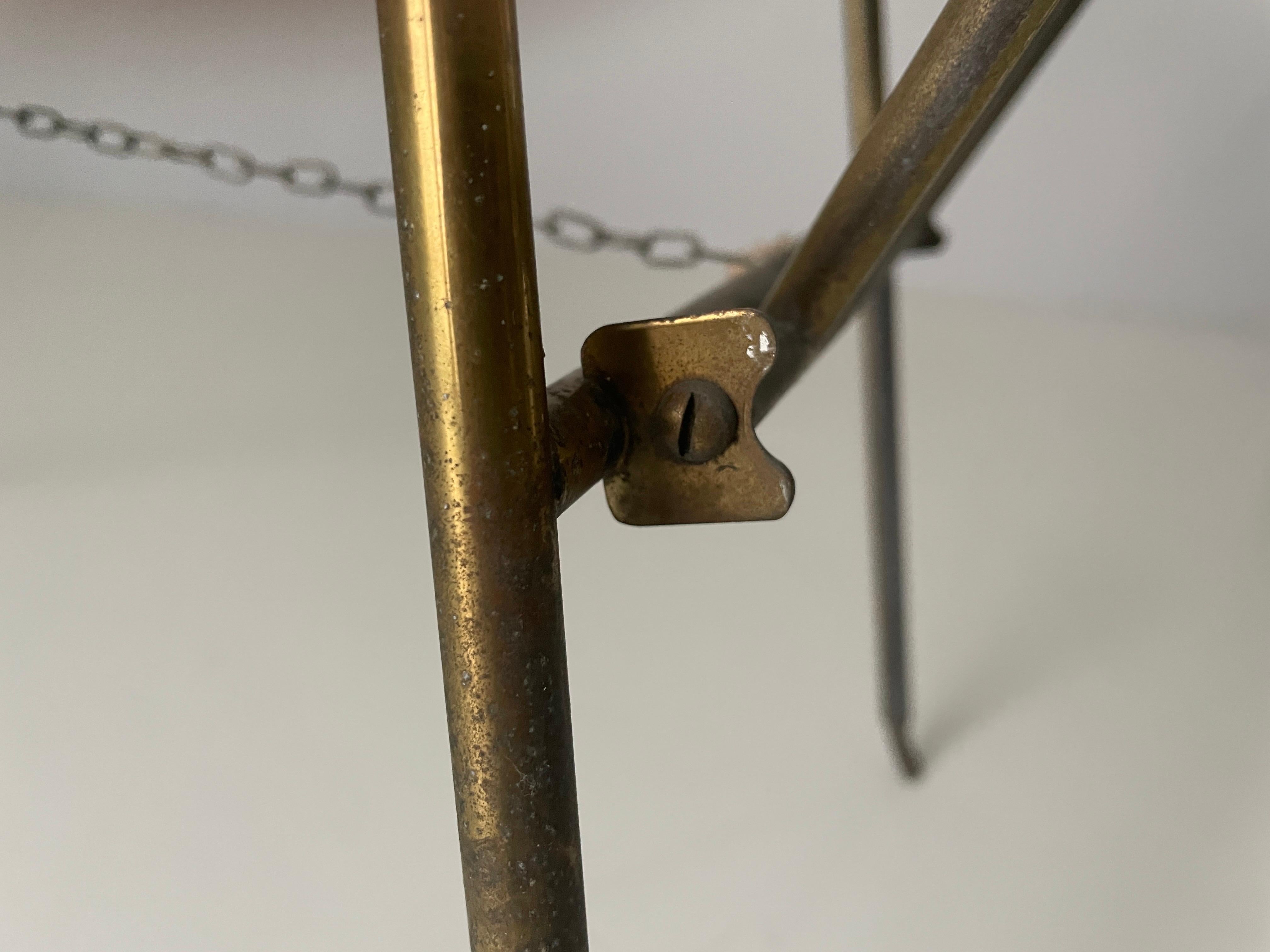 Scaffale portariviste Foldes a 3 livelli in ottone del Medioevo, anni '50, Italia in vendita 4