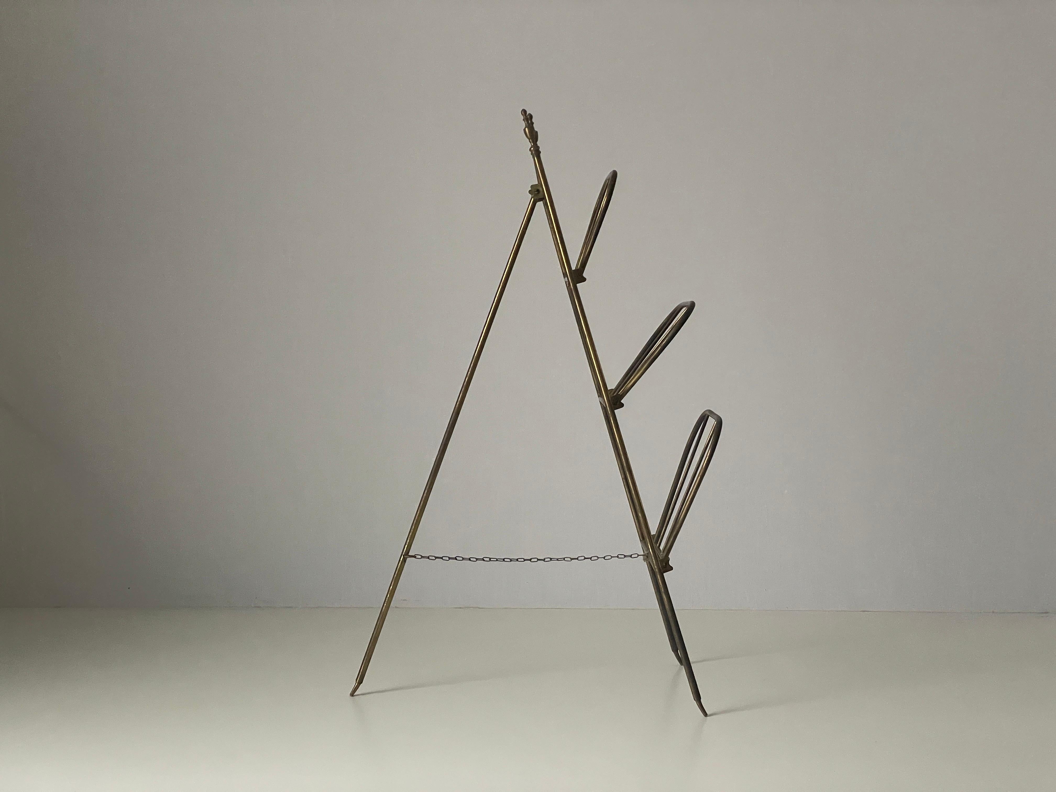 Metà XX secolo Scaffale portariviste Foldes a 3 livelli in ottone del Medioevo, anni '50, Italia in vendita
