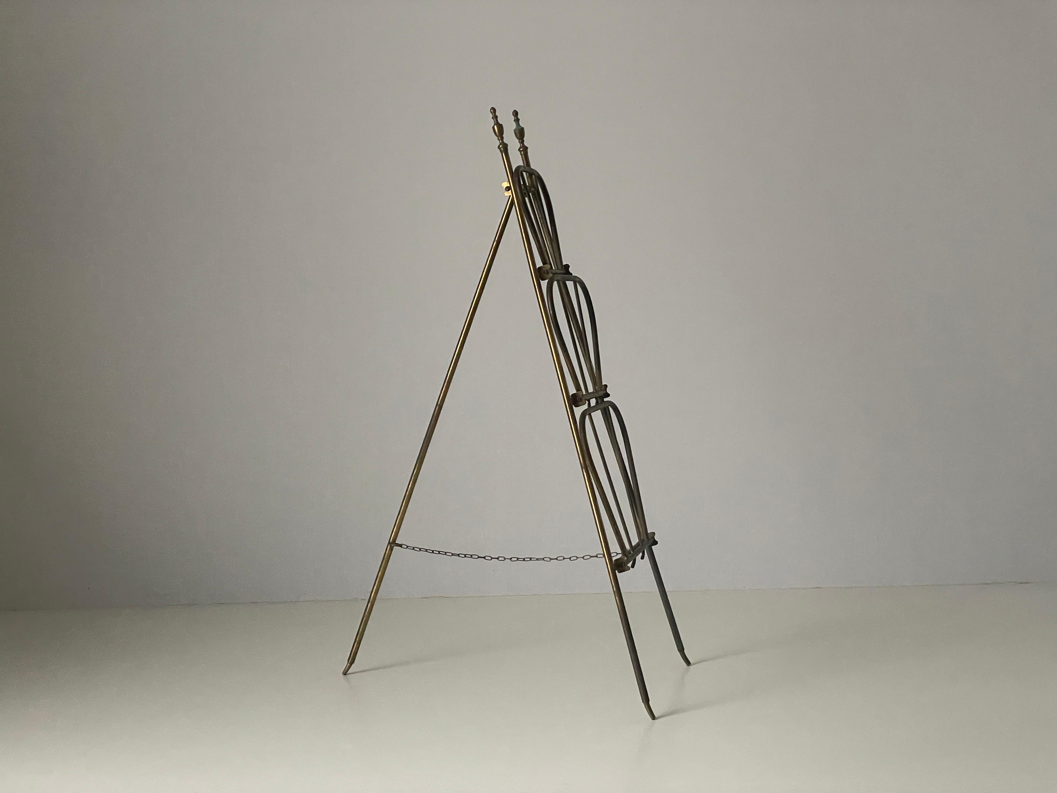 Ottone Scaffale portariviste Foldes a 3 livelli in ottone del Medioevo, anni '50, Italia in vendita