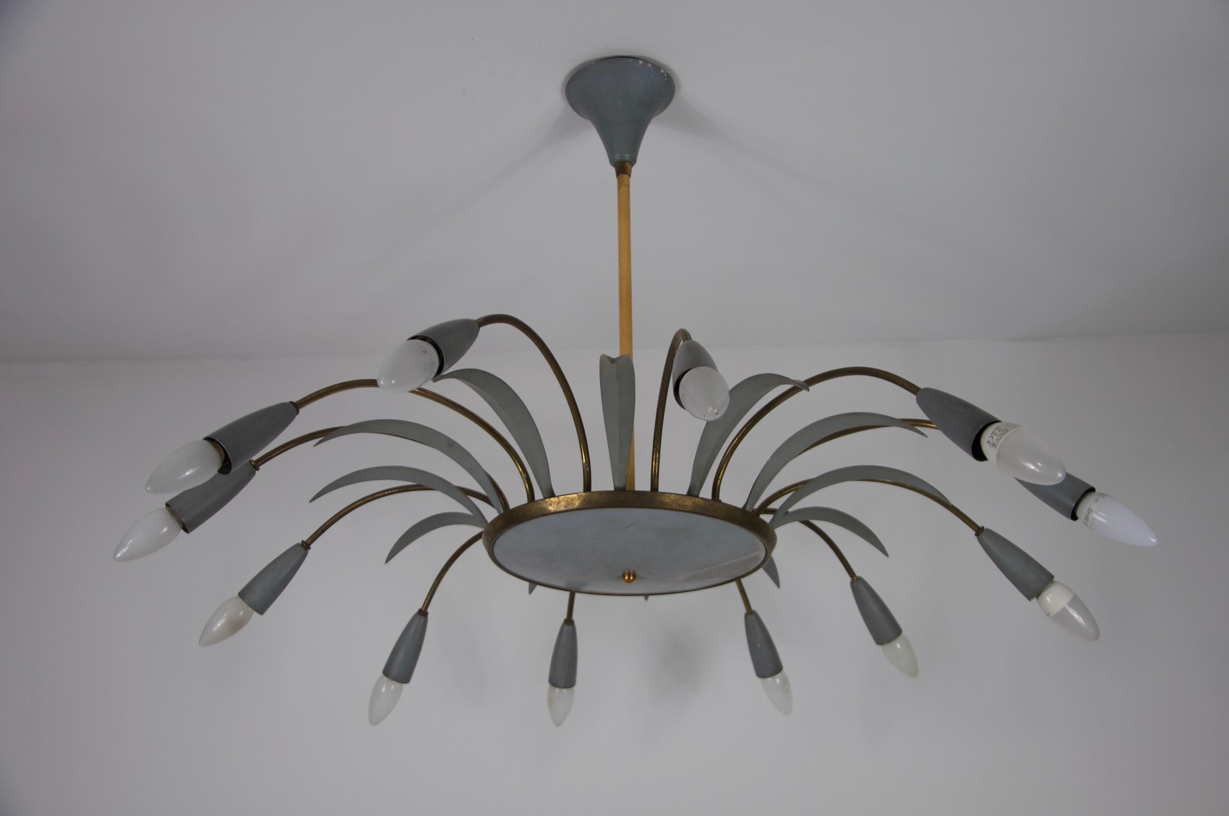 Lampadario a 8 bracci Sputnik in ottone di metà secolo, anni '50, Italia in vendita 4