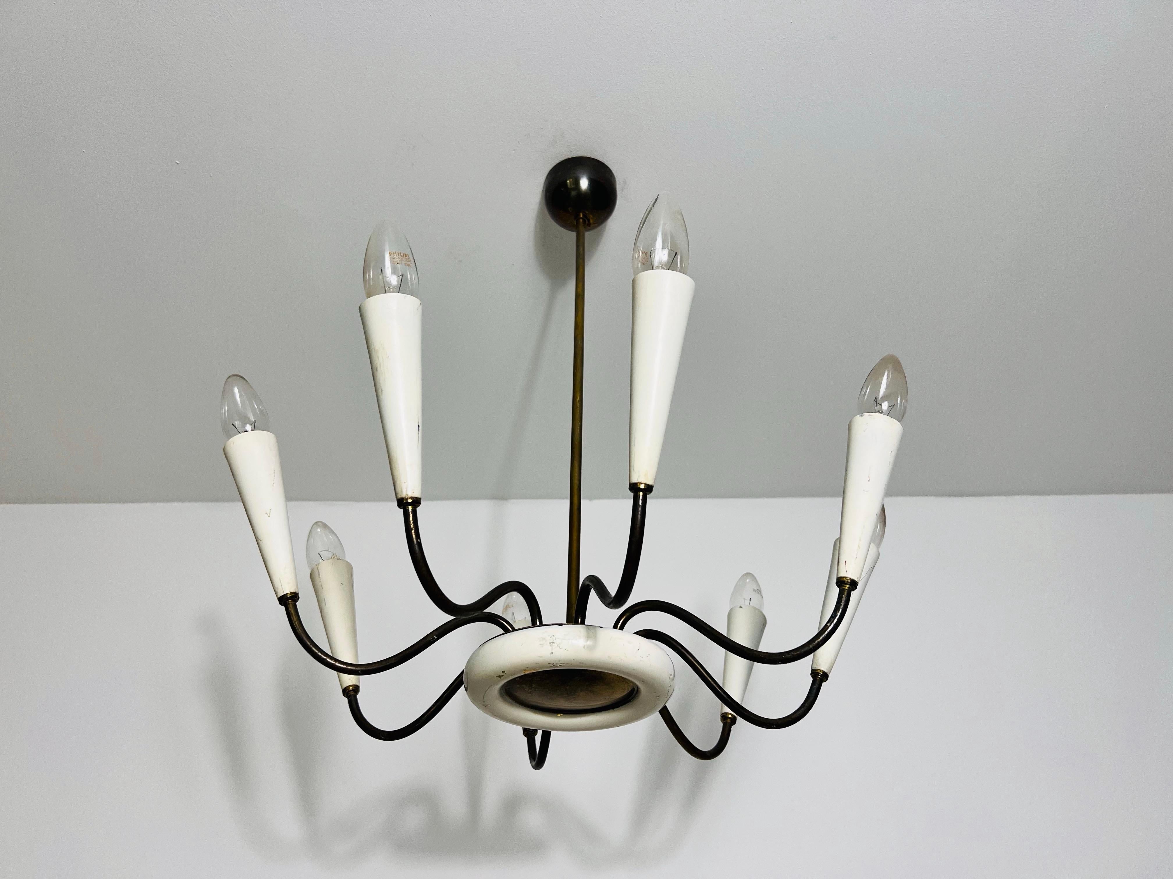 Italiano Lampadario a 8 bracci Sputnik in ottone di metà secolo, anni '50, Italia in vendita
