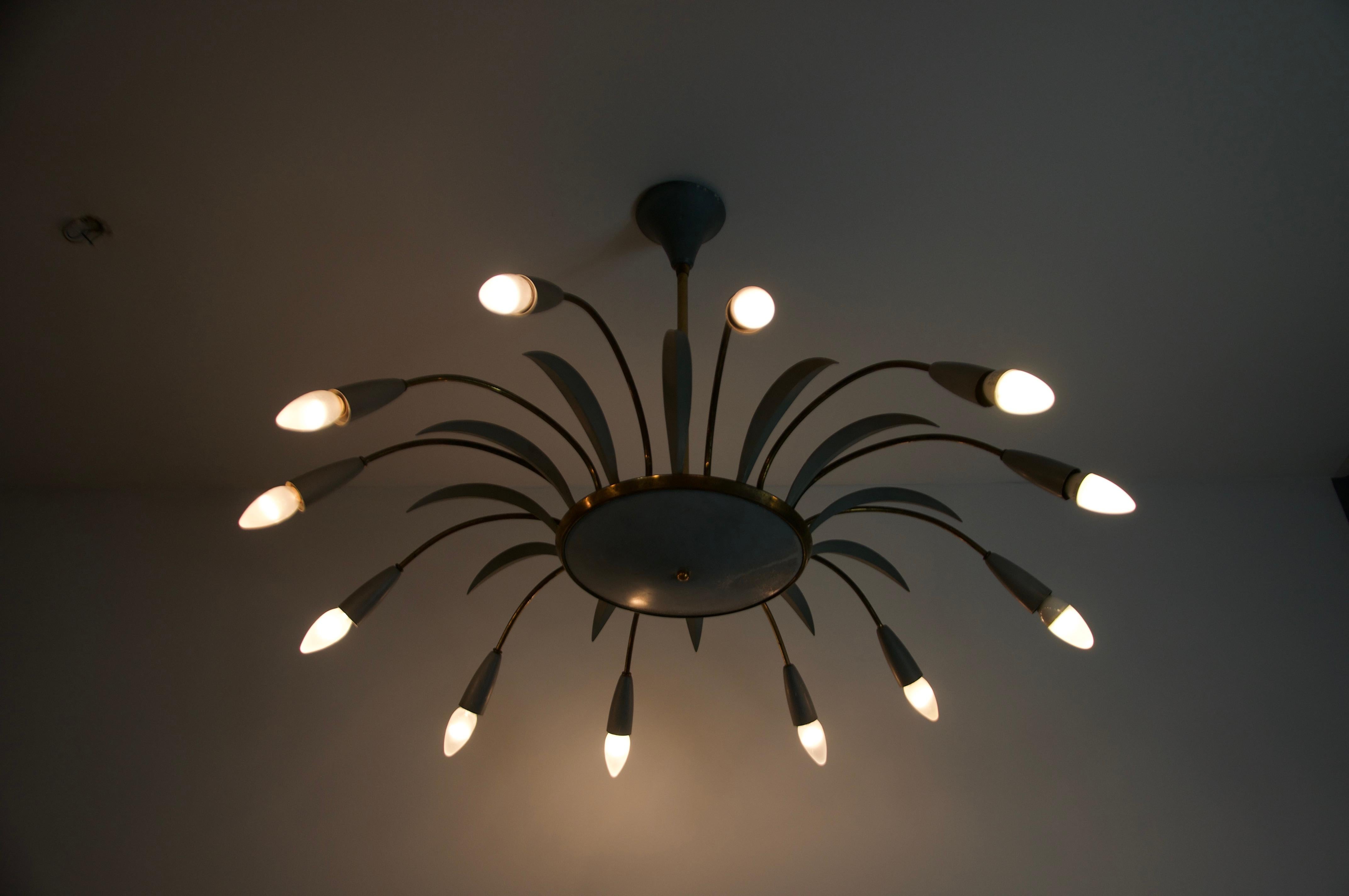 Italiano Lampadario a 8 bracci Sputnik in ottone di metà secolo, anni '50, Italia in vendita