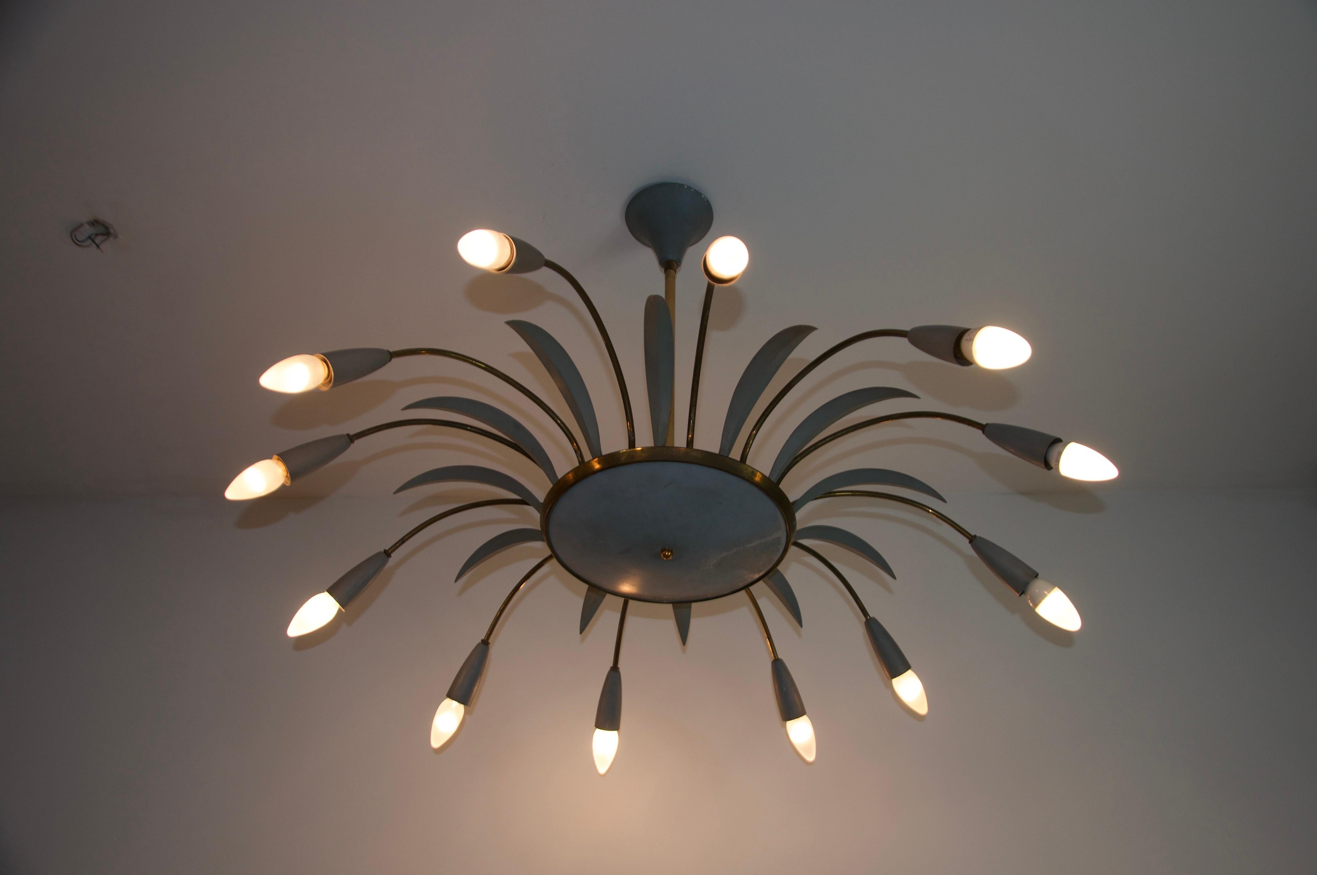 Lampadario a 8 bracci Sputnik in ottone di metà secolo, anni '50, Italia In condizioni buone in vendita a Hagenbach, DE