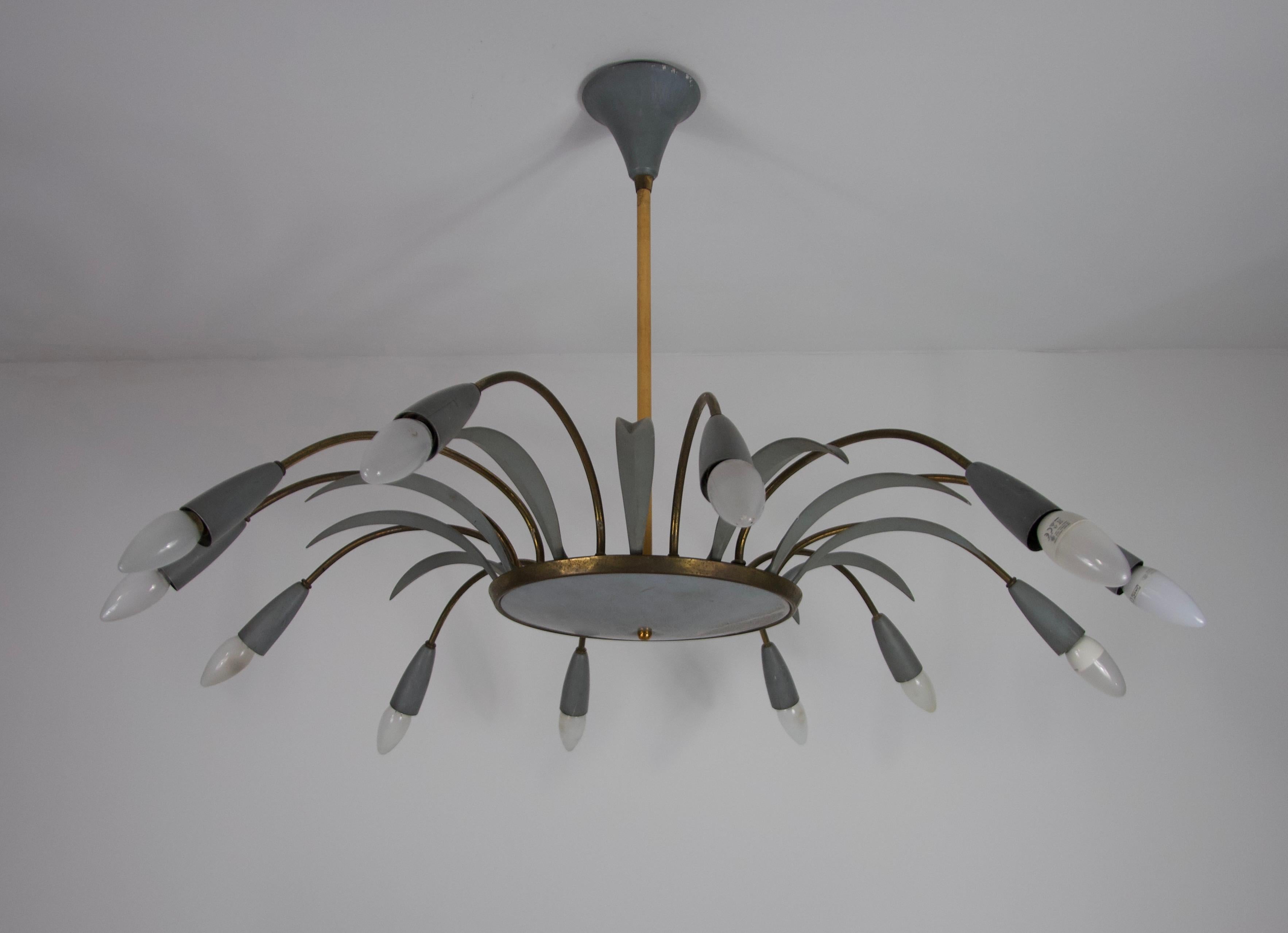 Metà XX secolo Lampadario a 8 bracci Sputnik in ottone di metà secolo, anni '50, Italia in vendita