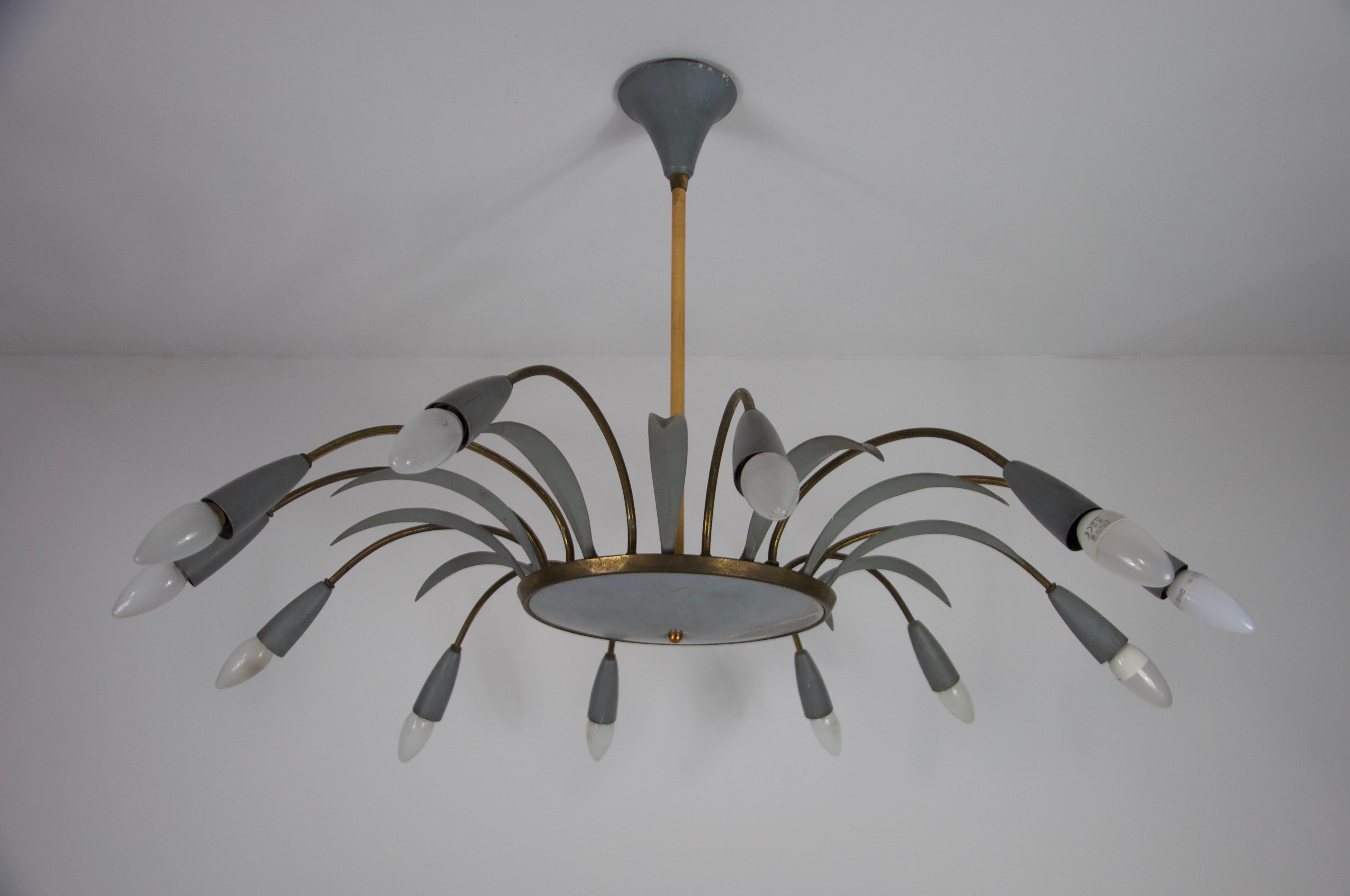 Metallo Lampadario a 8 bracci Sputnik in ottone di metà secolo, anni '50, Italia in vendita