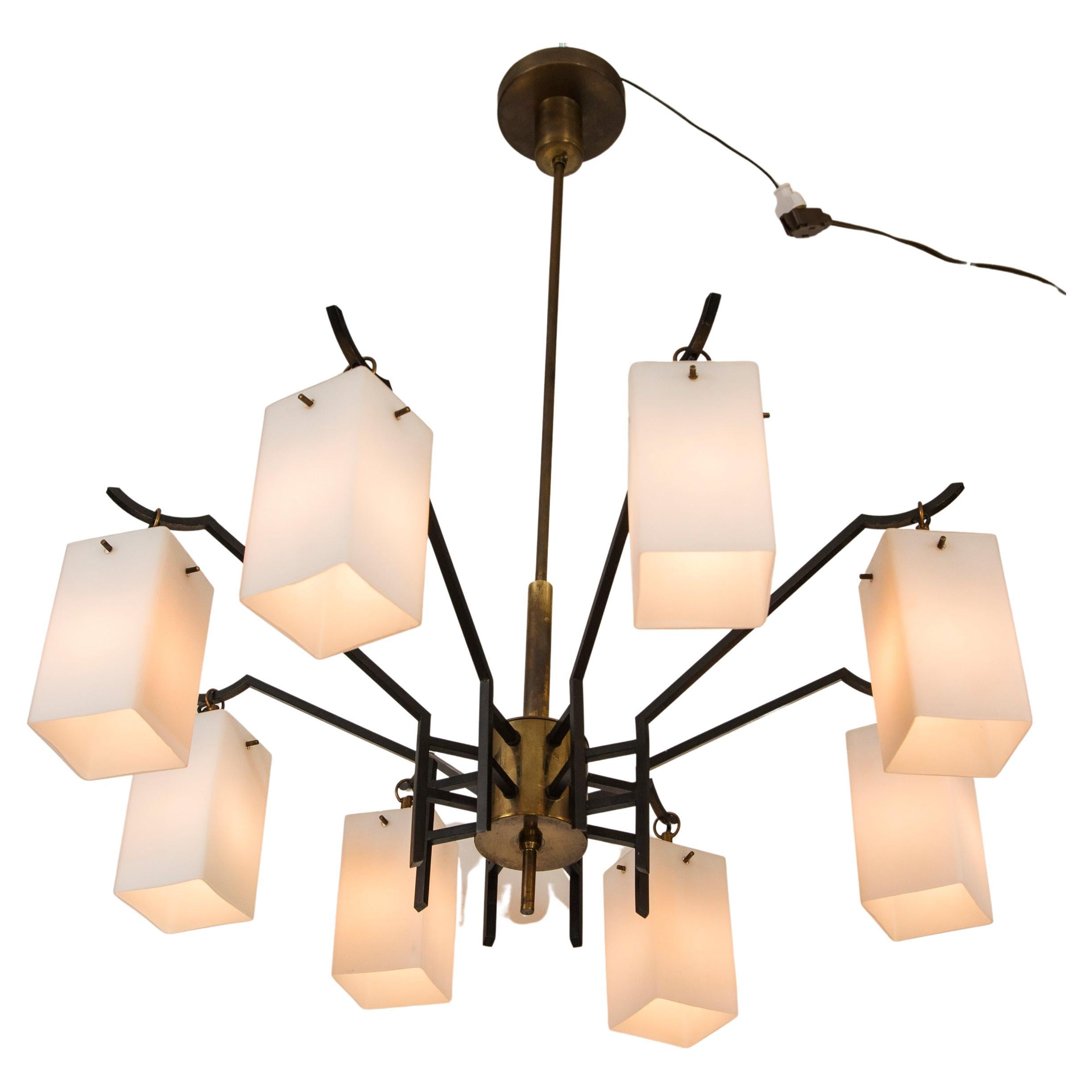 Mid-Century Modern Lustre à 8 éclairages en laiton du milieu du siècle dernier par Stilnovo, vers 1955 en vente