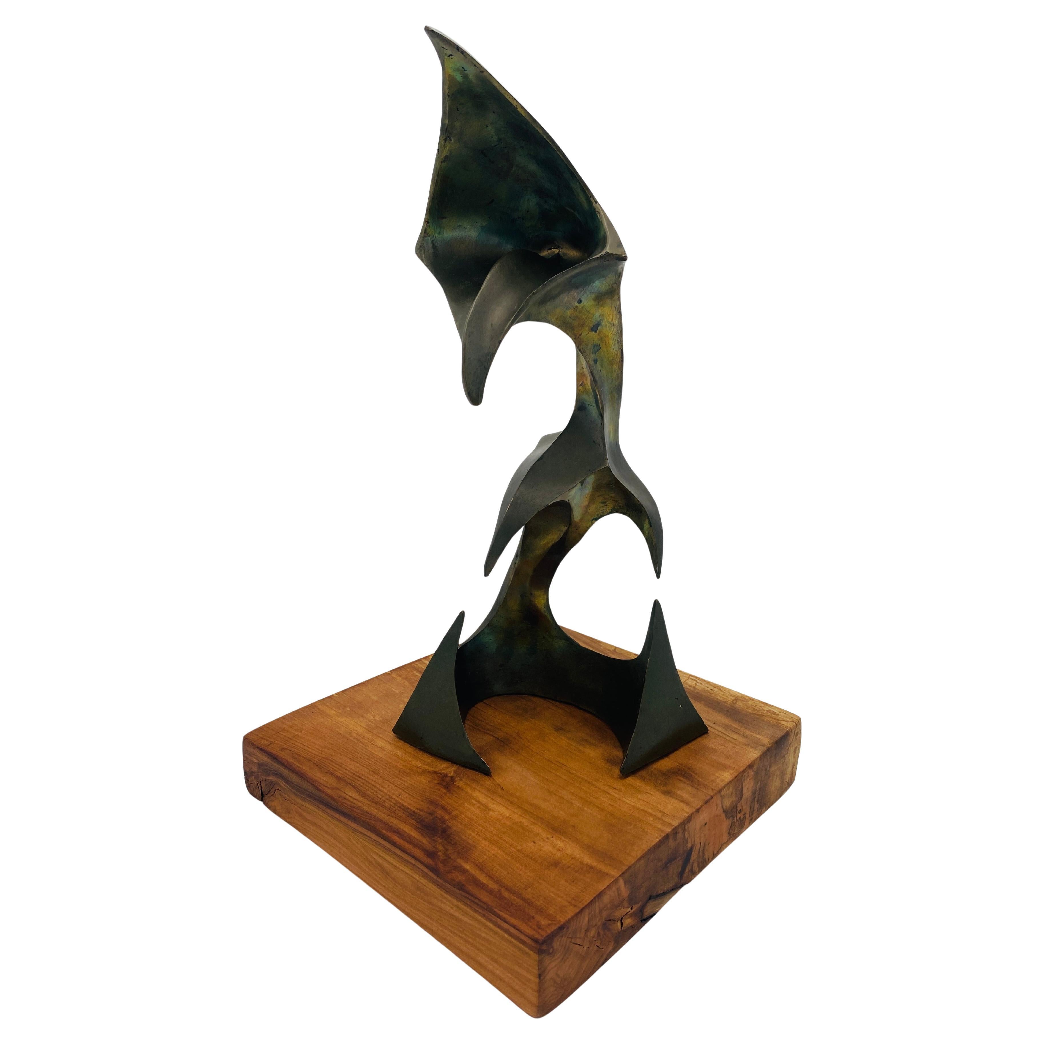 Si tratta di una scultura astratta in ottone della metà del secolo scorso realizzata in California intorno agli anni '60. Questa scultura decorativa, splendida da tutti i punti di vista, è un pezzo unico e irripetibile. La forma scultorea è fusa in