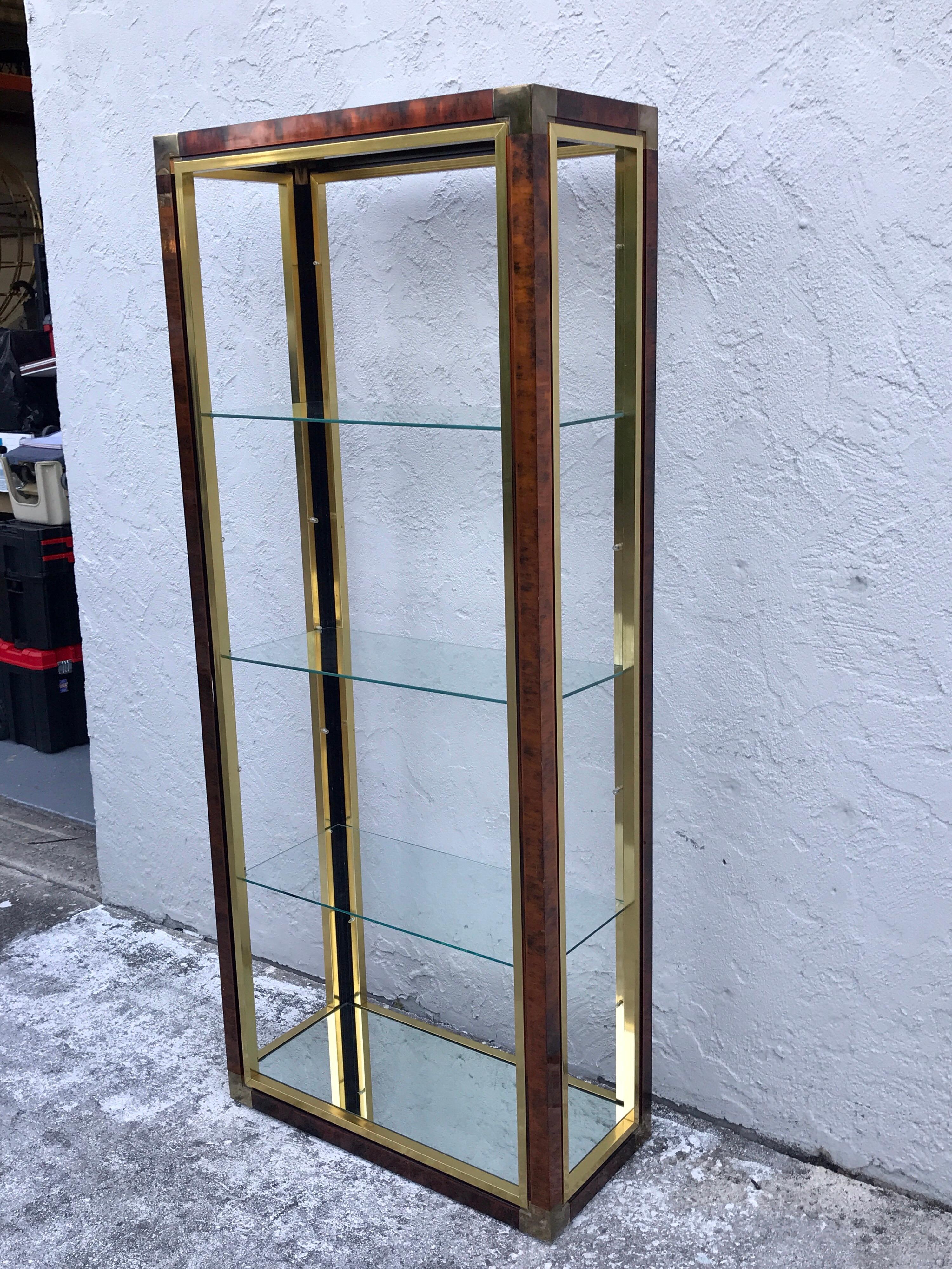 Midcentury brass and acid washed étagère, attributed to Mastercraft, of rectangular form with top inset 9
