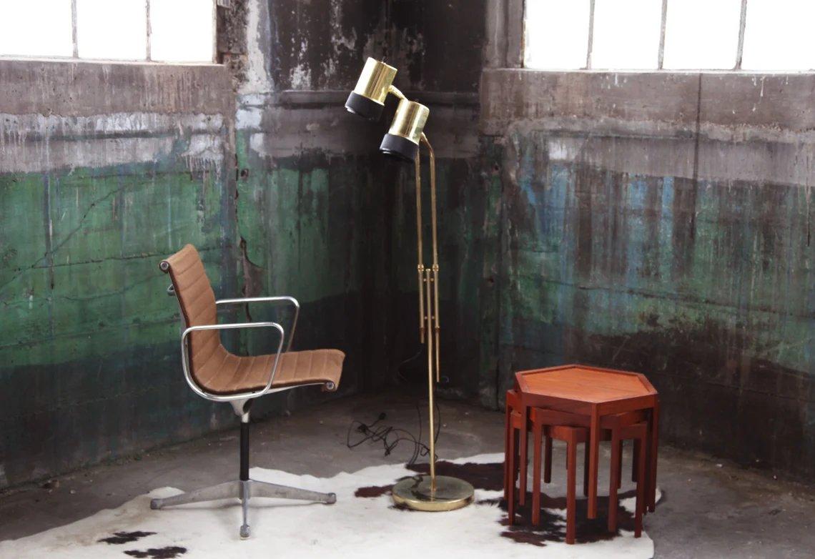 Matériaux
Laiton, lampadaire, lampe en laiton, réglable en hauteur, lampe réglable

Ce magnifique lampadaire avec deux têtes de lampe est une pièce rare et étonnante. Les hauteurs des têtes de lampe sont réglables, et parfaites pour tout décor mid