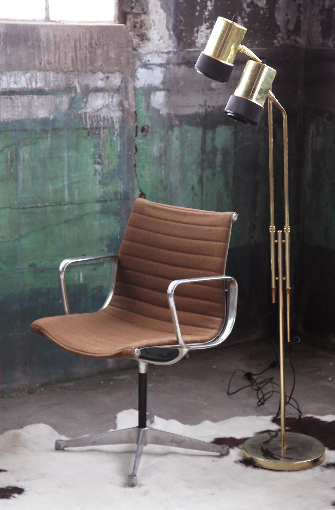 Hollywood Regency Lampadaire réglable à double tête en laiton du milieu du siècle en vente