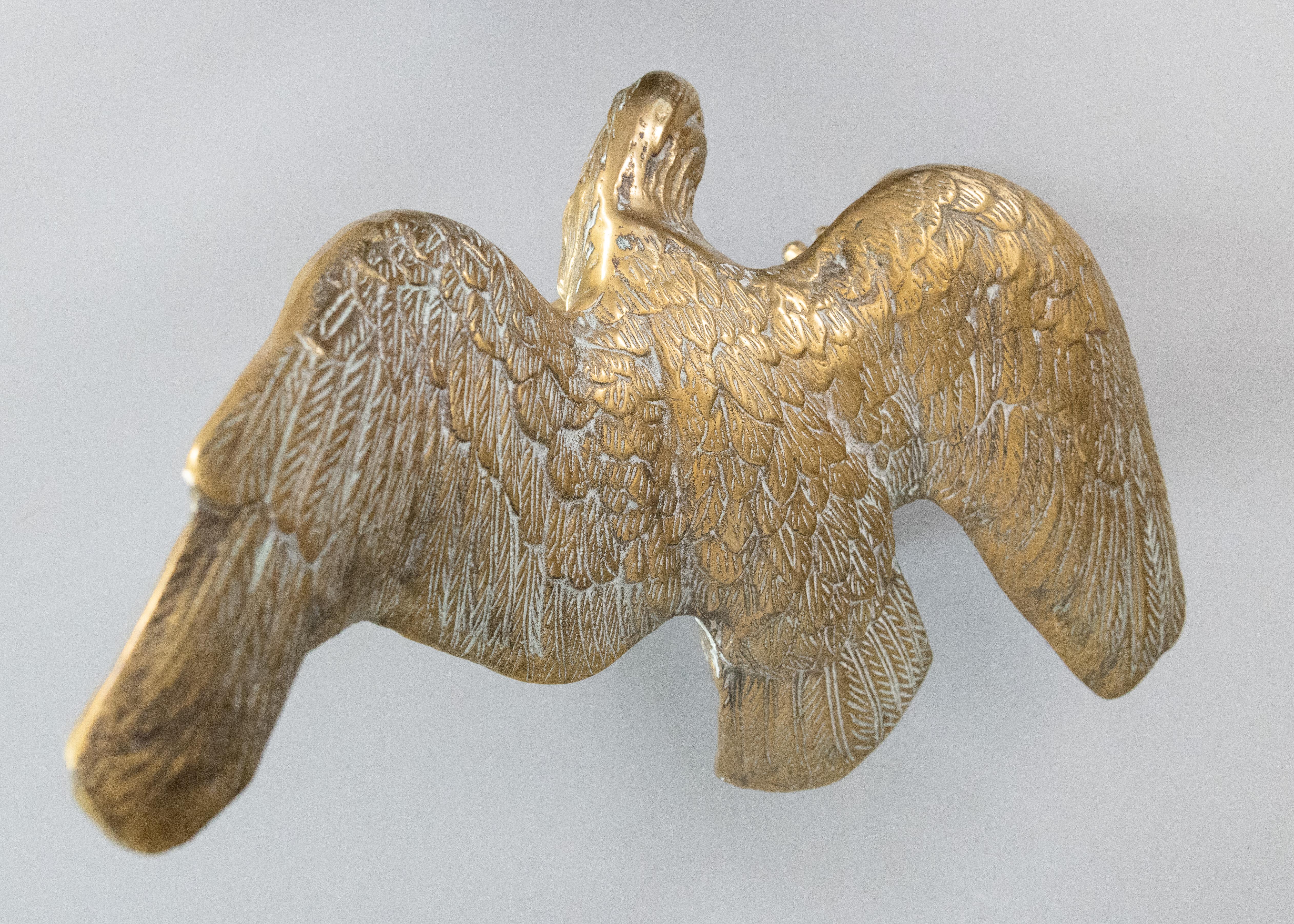 Amerikanischer Weikopfseeadler Skulptur aus der Mitte des Jahrhunderts aus Messing (20. Jahrhundert) im Angebot