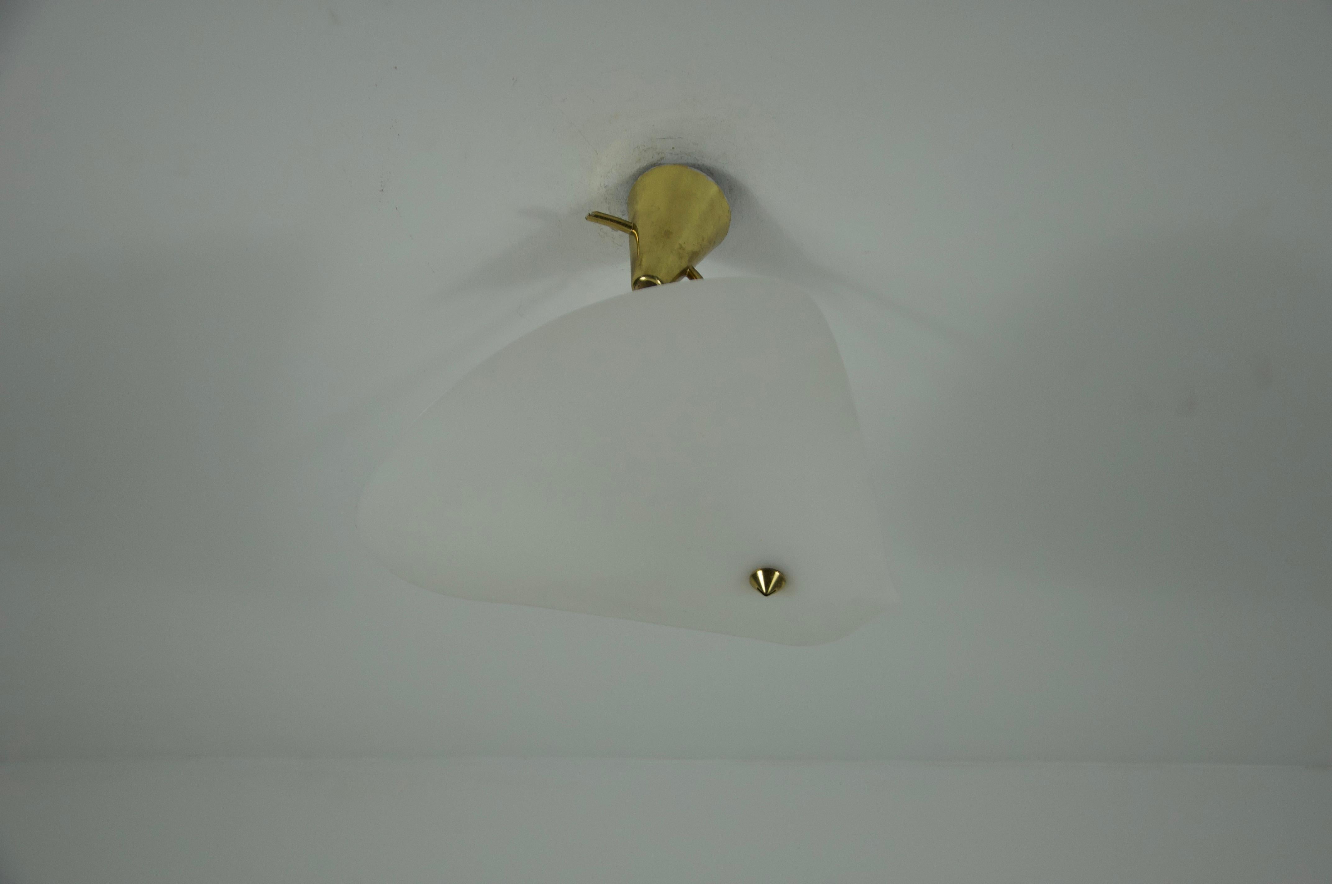 Mid-Century moderno Lampada da soffitto di metà secolo in ottone e vetro acrilico, anni '50, Germania in vendita