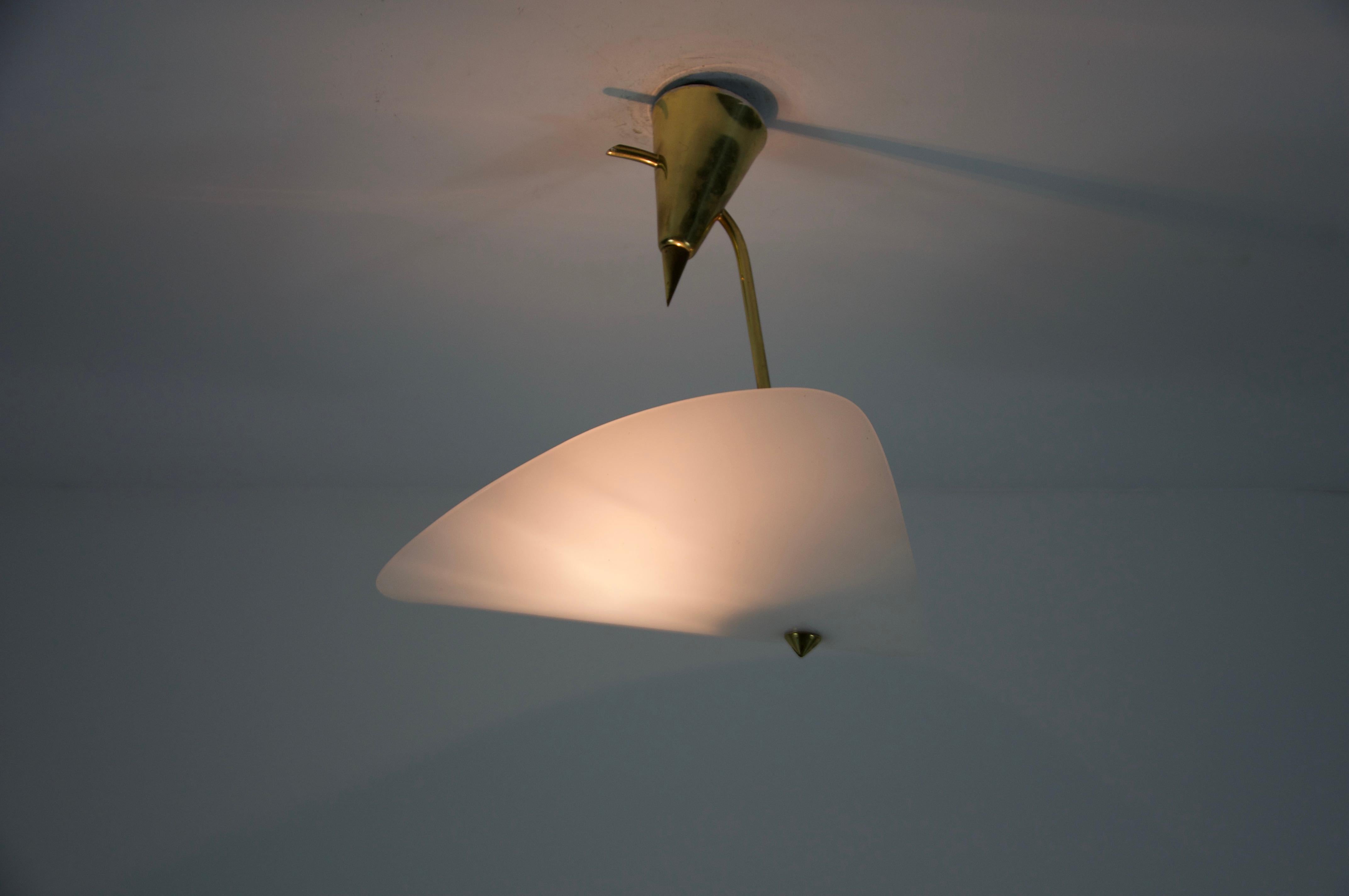 Lampada da soffitto di metà secolo in ottone e vetro acrilico, anni '50, Germania In condizioni buone in vendita a Hagenbach, DE