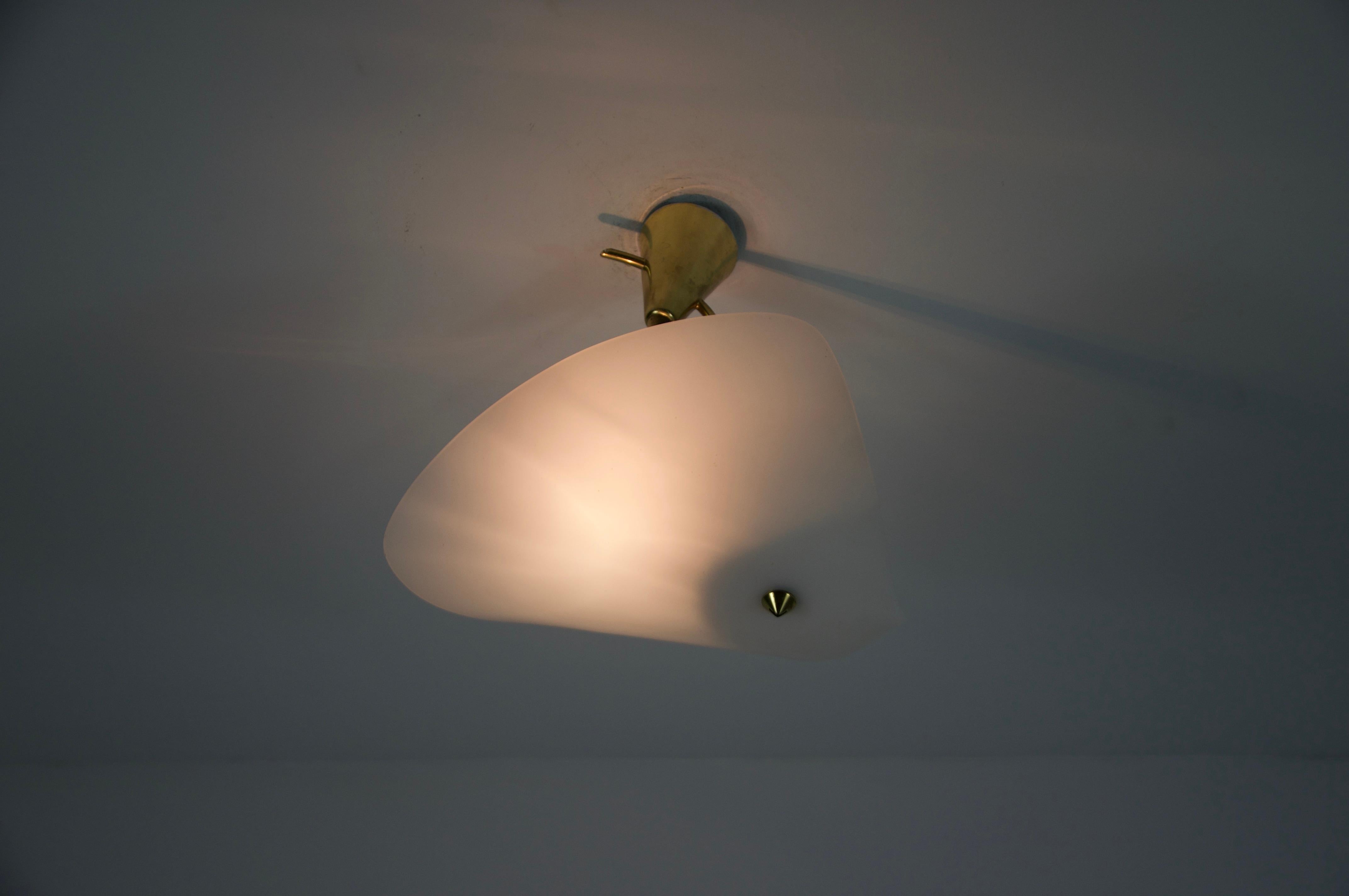 Metà XX secolo Lampada da soffitto di metà secolo in ottone e vetro acrilico, anni '50, Germania in vendita