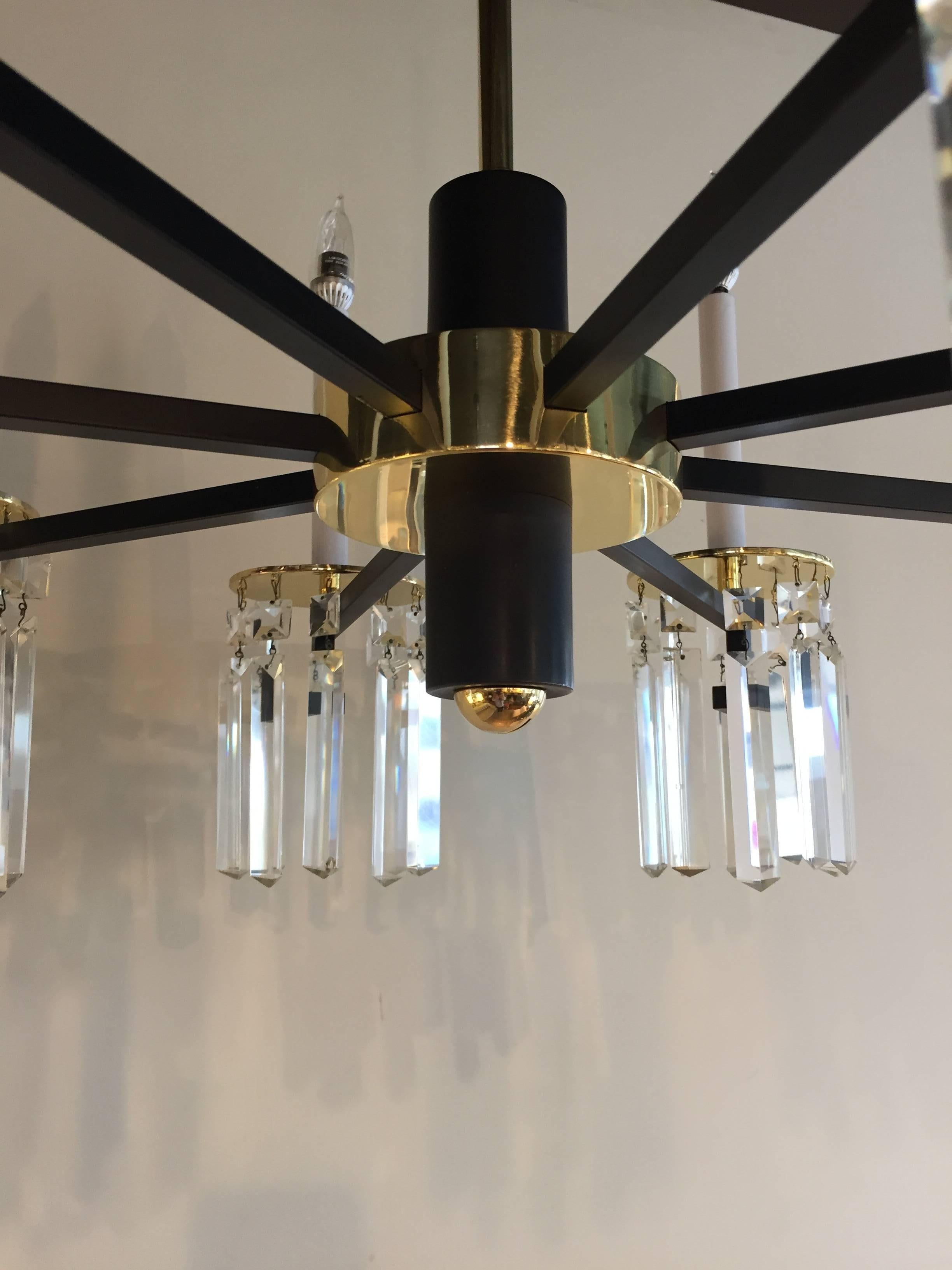 Midcentury Brass and Black Crystal eight-Arm Chandelier Parzinger Style For Sale 1